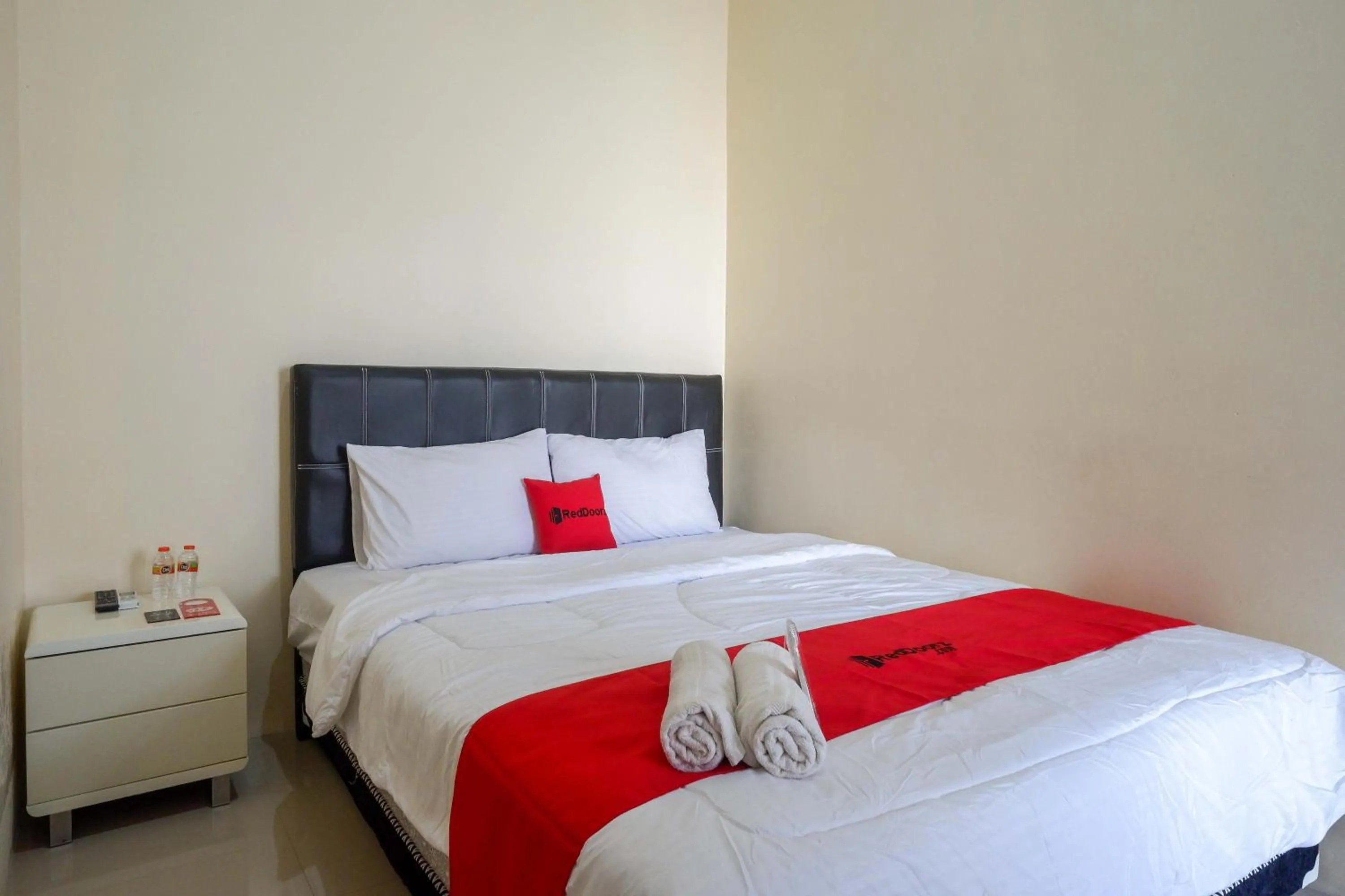 Bedroom, Bed in RedDoorz Syariah near Pasar Godong Grobogan