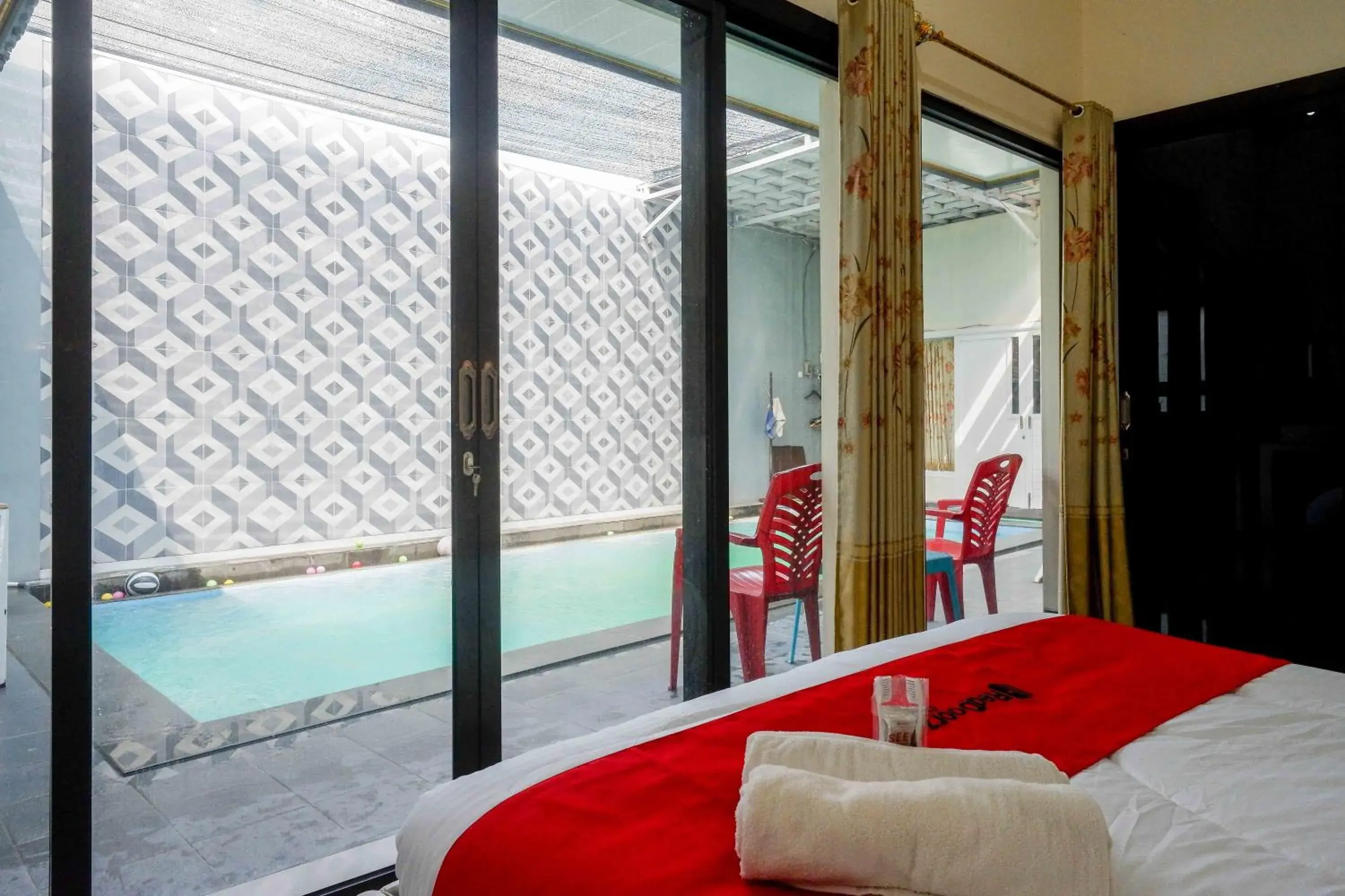 Bedroom, Bed in RedDoorz Syariah near Pasar Godong Grobogan Bedroom, Bed in RedDoorz Syariah near Pasar Godong Grobogan