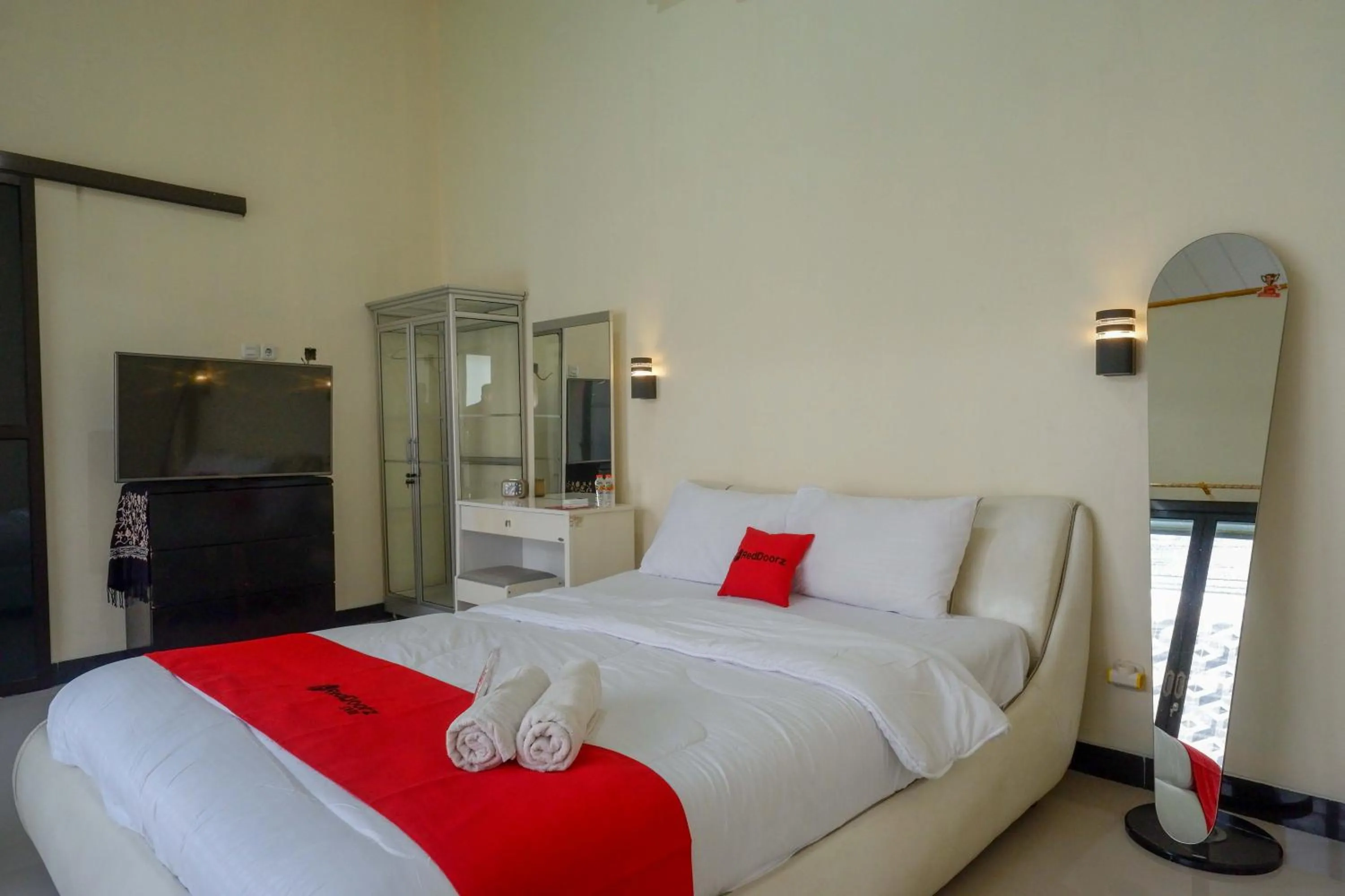 Bedroom, Bed in RedDoorz Syariah near Pasar Godong Grobogan