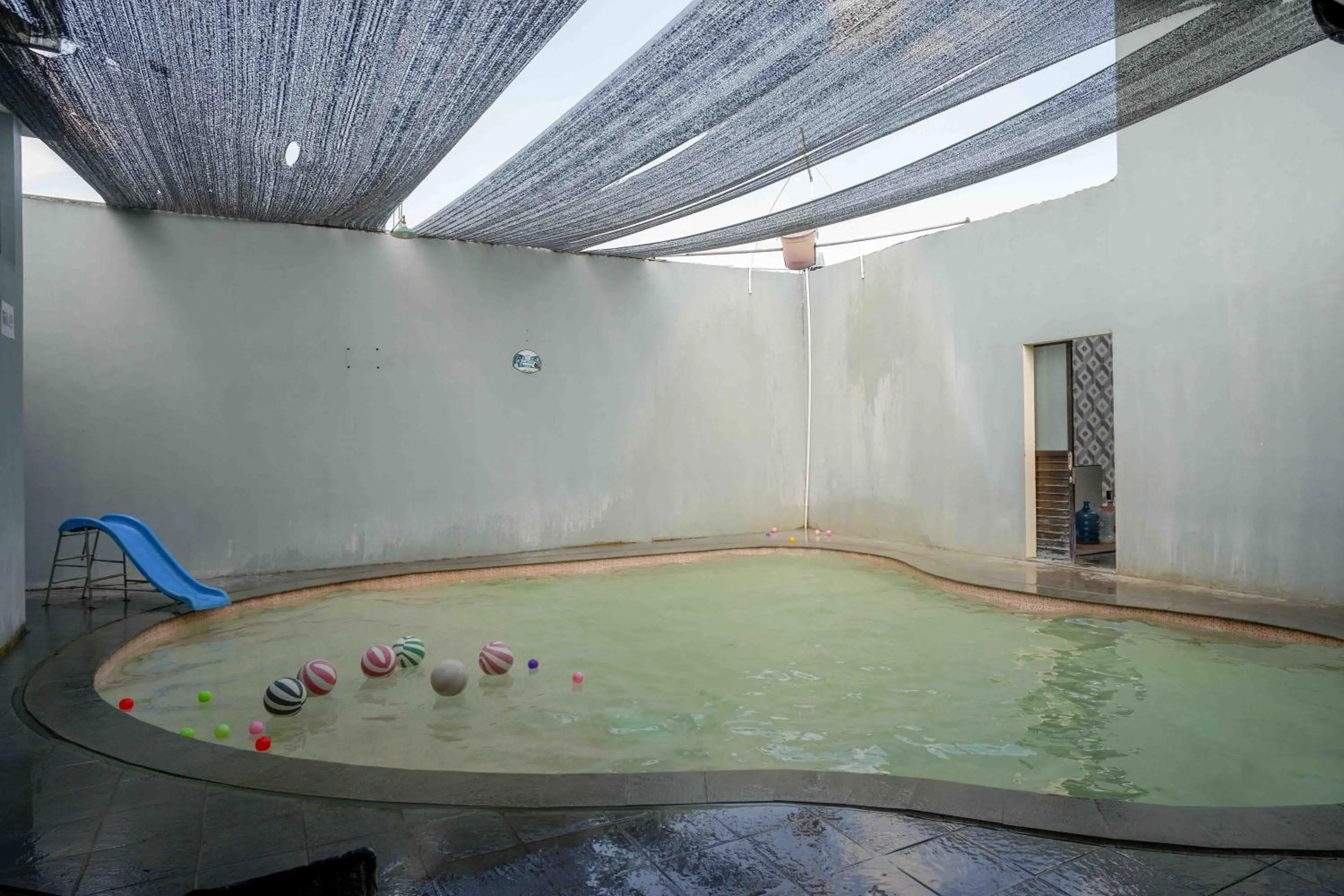 Swimming pool in RedDoorz Syariah near Pasar Godong Grobogan