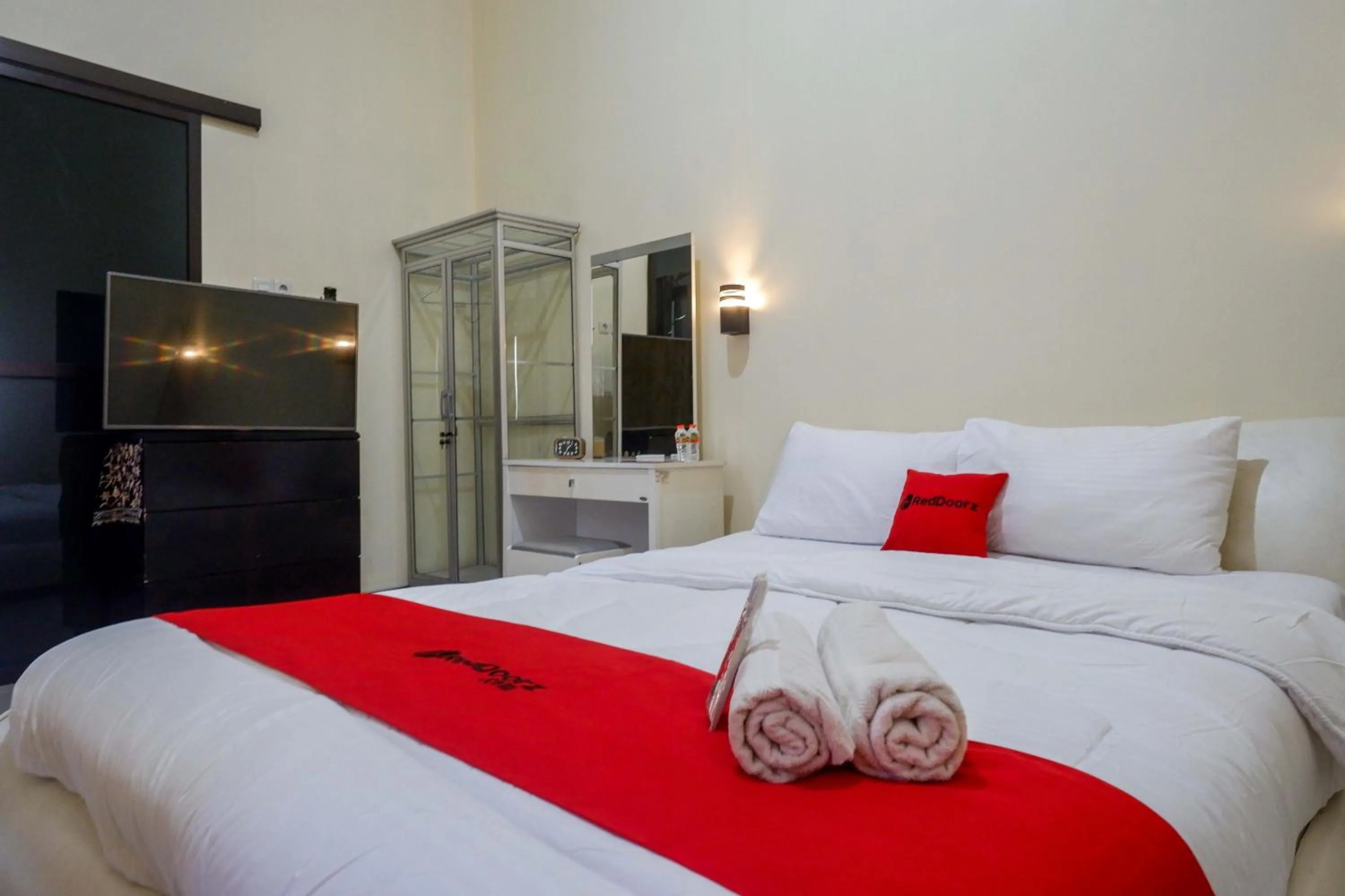 Bedroom, Bed in RedDoorz Syariah near Pasar Godong Grobogan