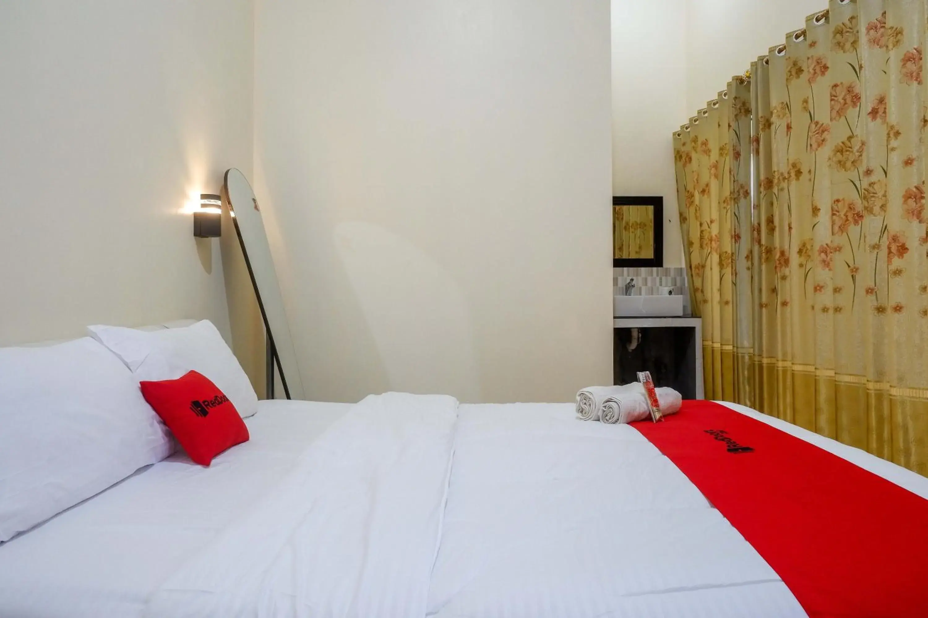 Bedroom, Bed in RedDoorz Syariah near Pasar Godong Grobogan Bedroom, Bed in RedDoorz Syariah near Pasar Godong Grobogan