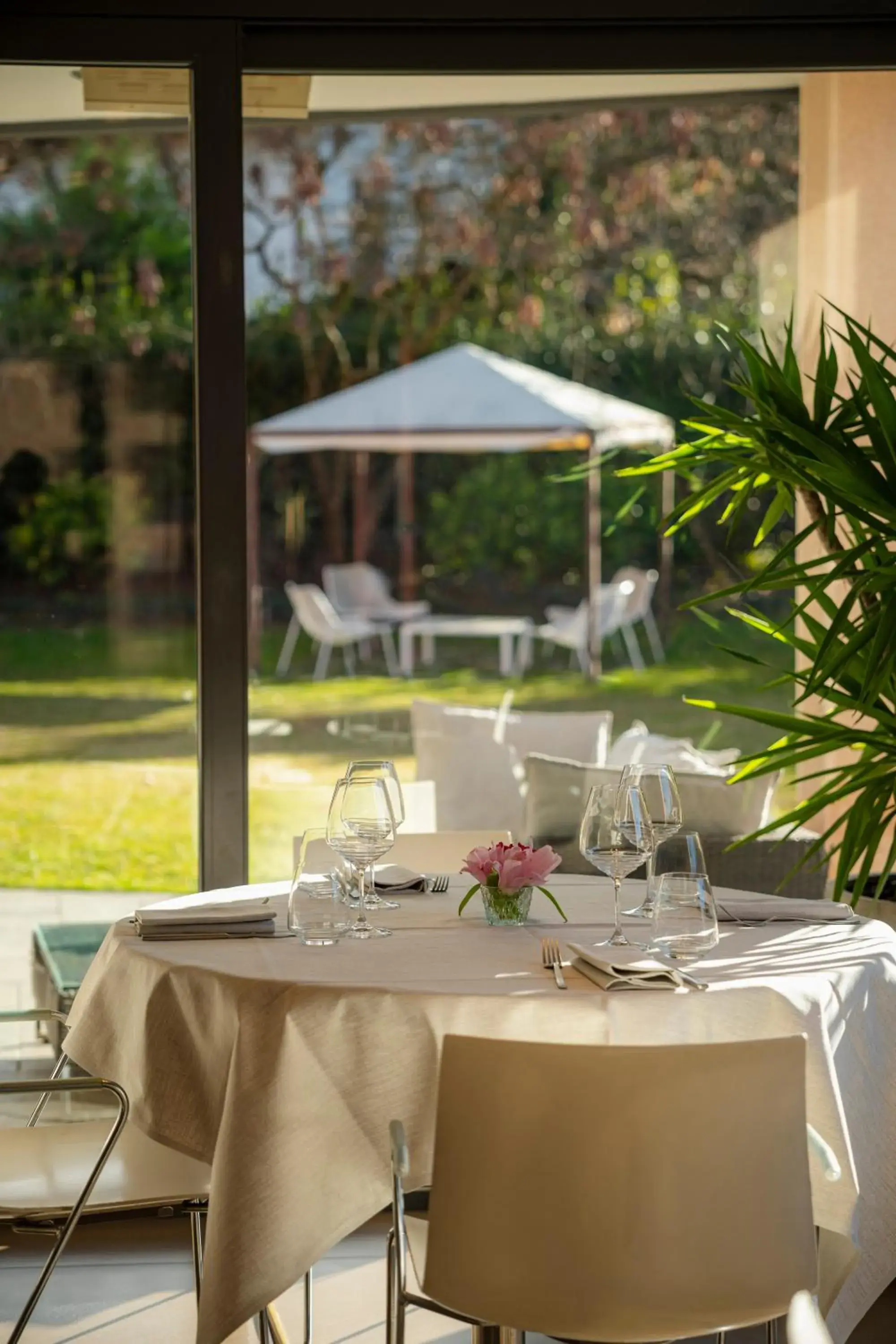 Restaurant/places to eat in Red's Redaelli Hotel Restaurant/places to eat in Red's Redaelli Hotel