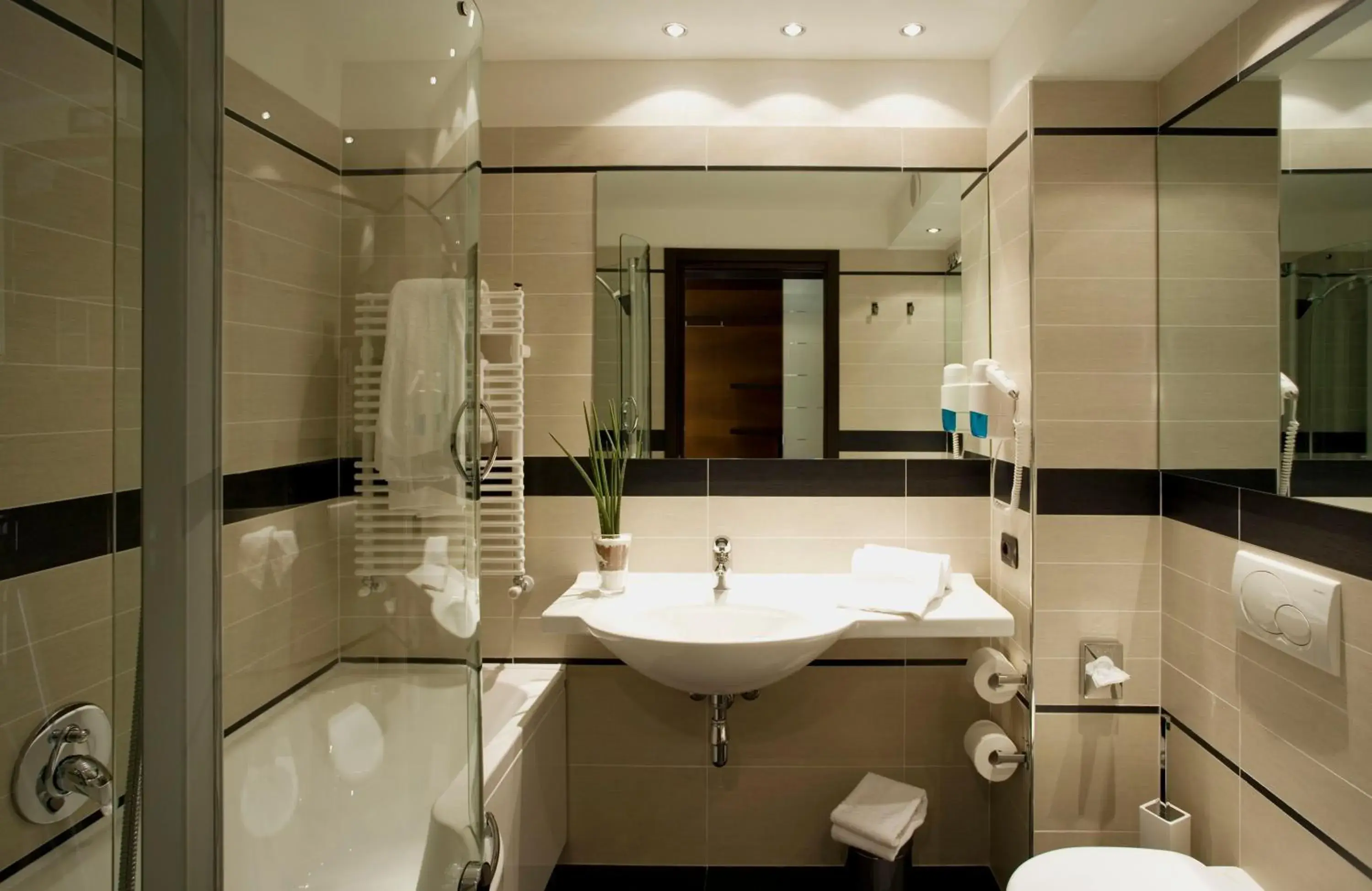 Twin Room in Red's Redaelli Hotel Twin Room in Red's Redaelli Hotel