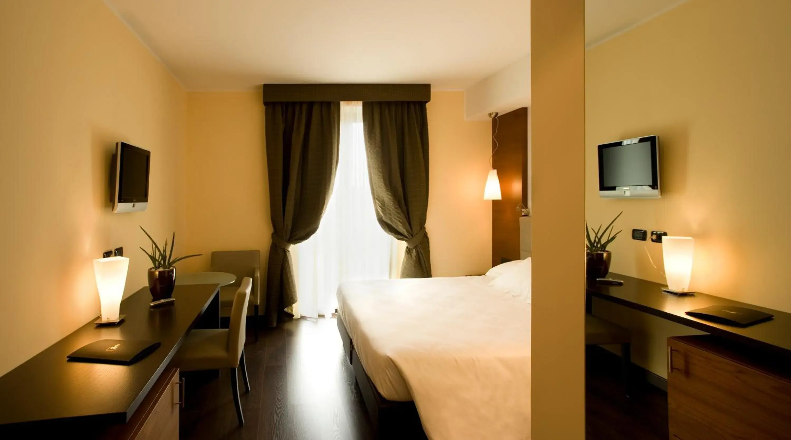 Bedroom, Bed in Red's Redaelli Hotel Bedroom, Bed in Red's Redaelli Hotel