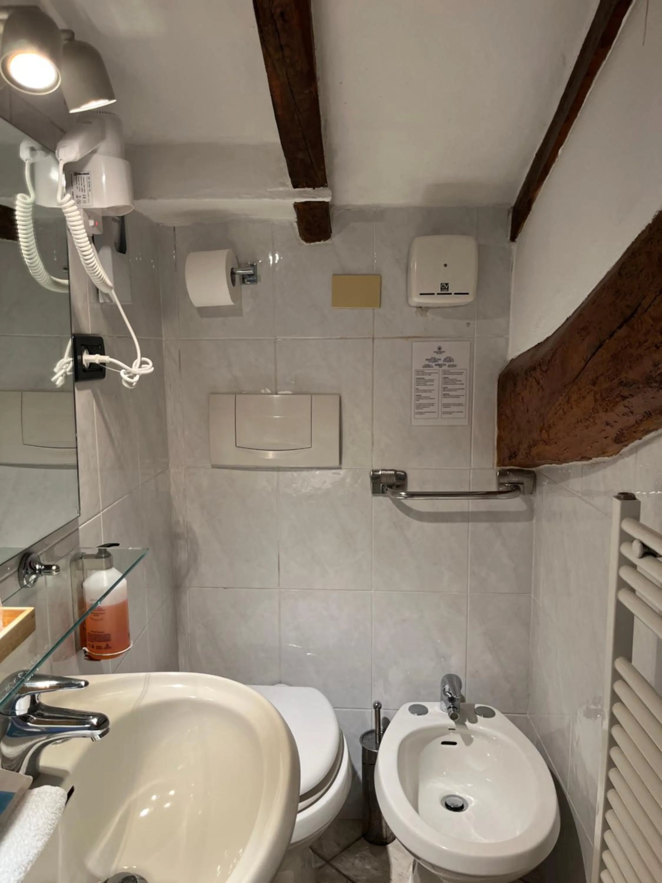 Bathroom in Hotel Mantegna Stazione, MantegnaHotels