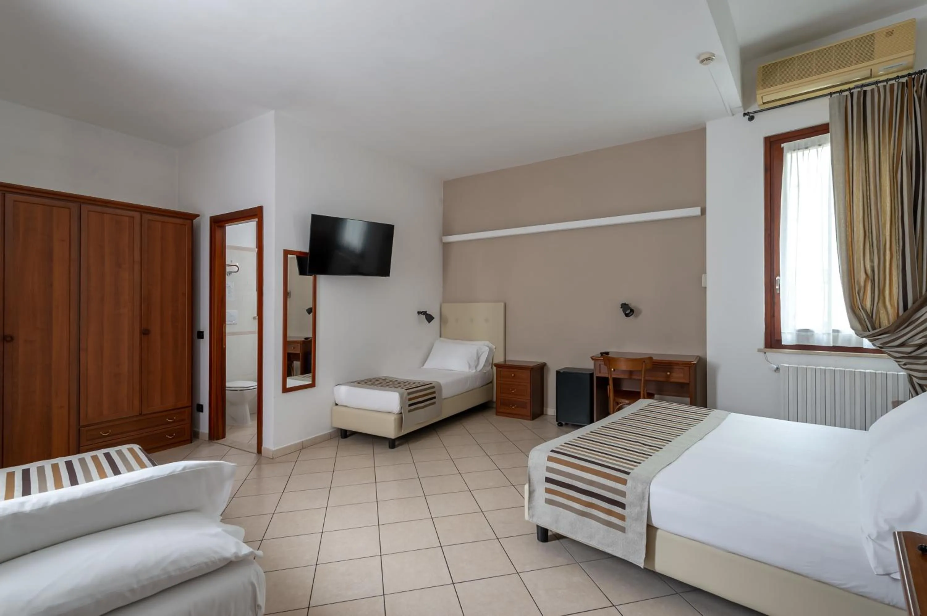TV and multimedia, Bed in Hotel Mantegna Stazione, MantegnaHotels