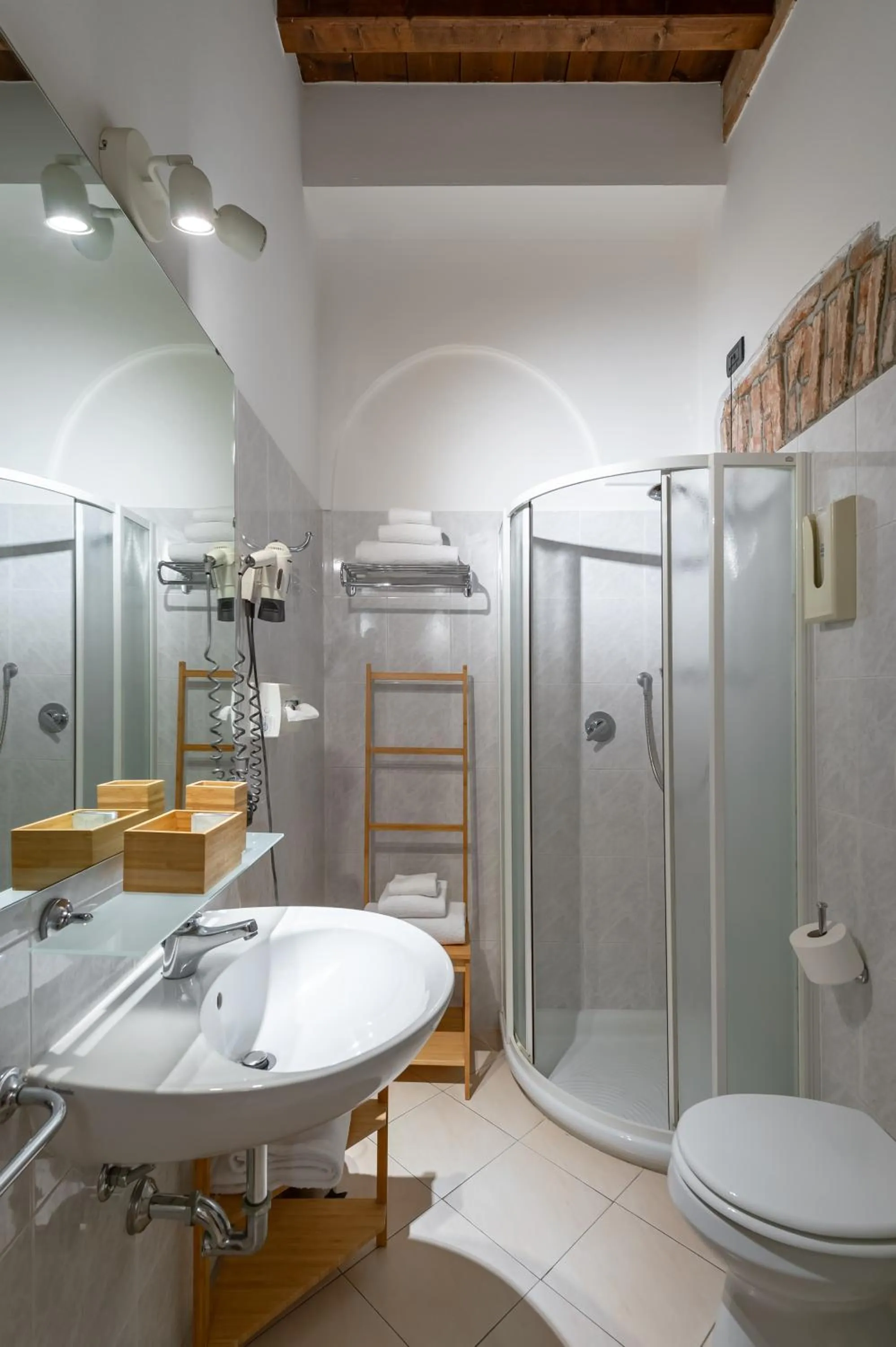 Shower in Hotel Mantegna Stazione, MantegnaHotels