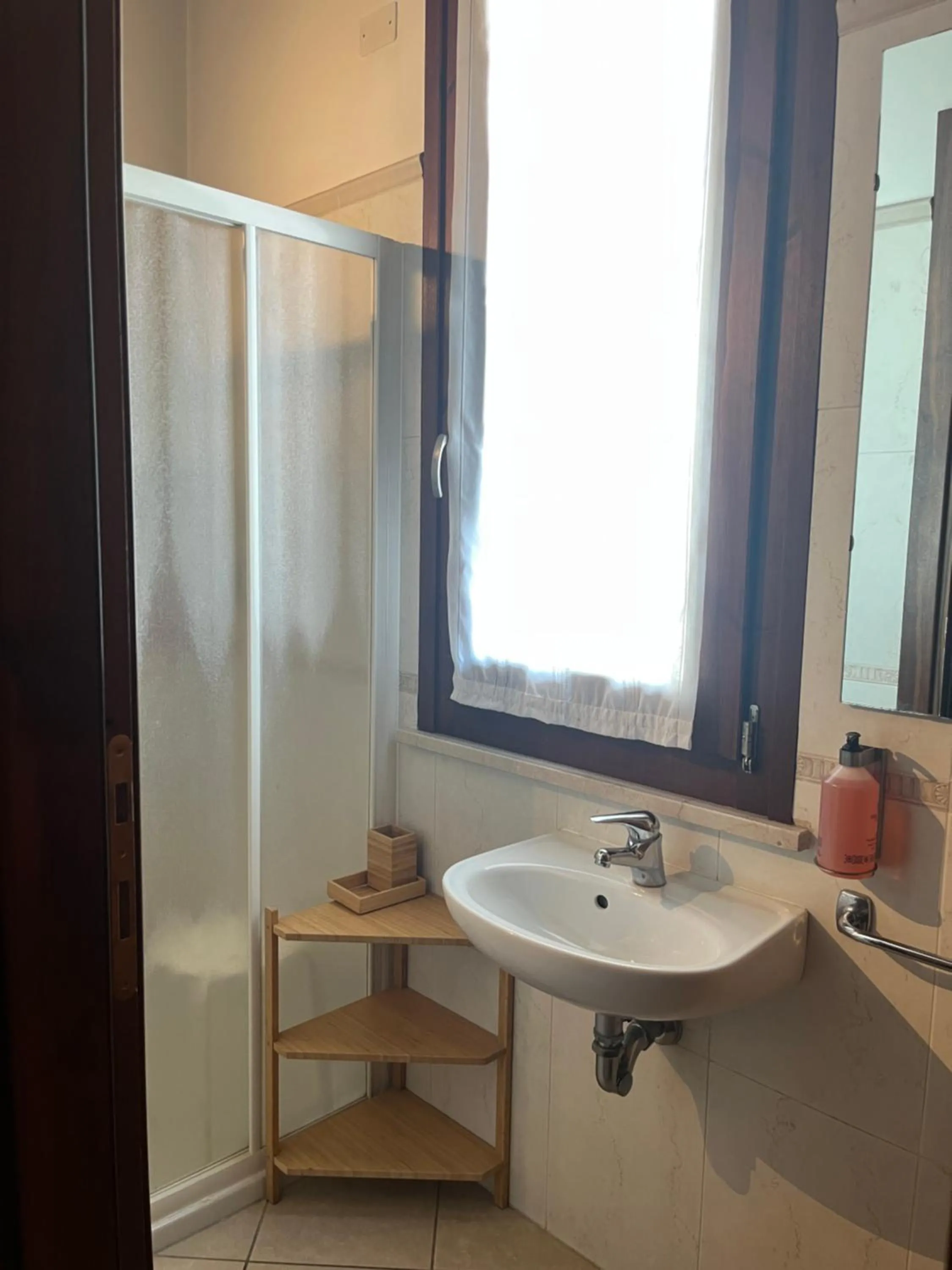 Bathroom in Hotel Mantegna Stazione, MantegnaHotels