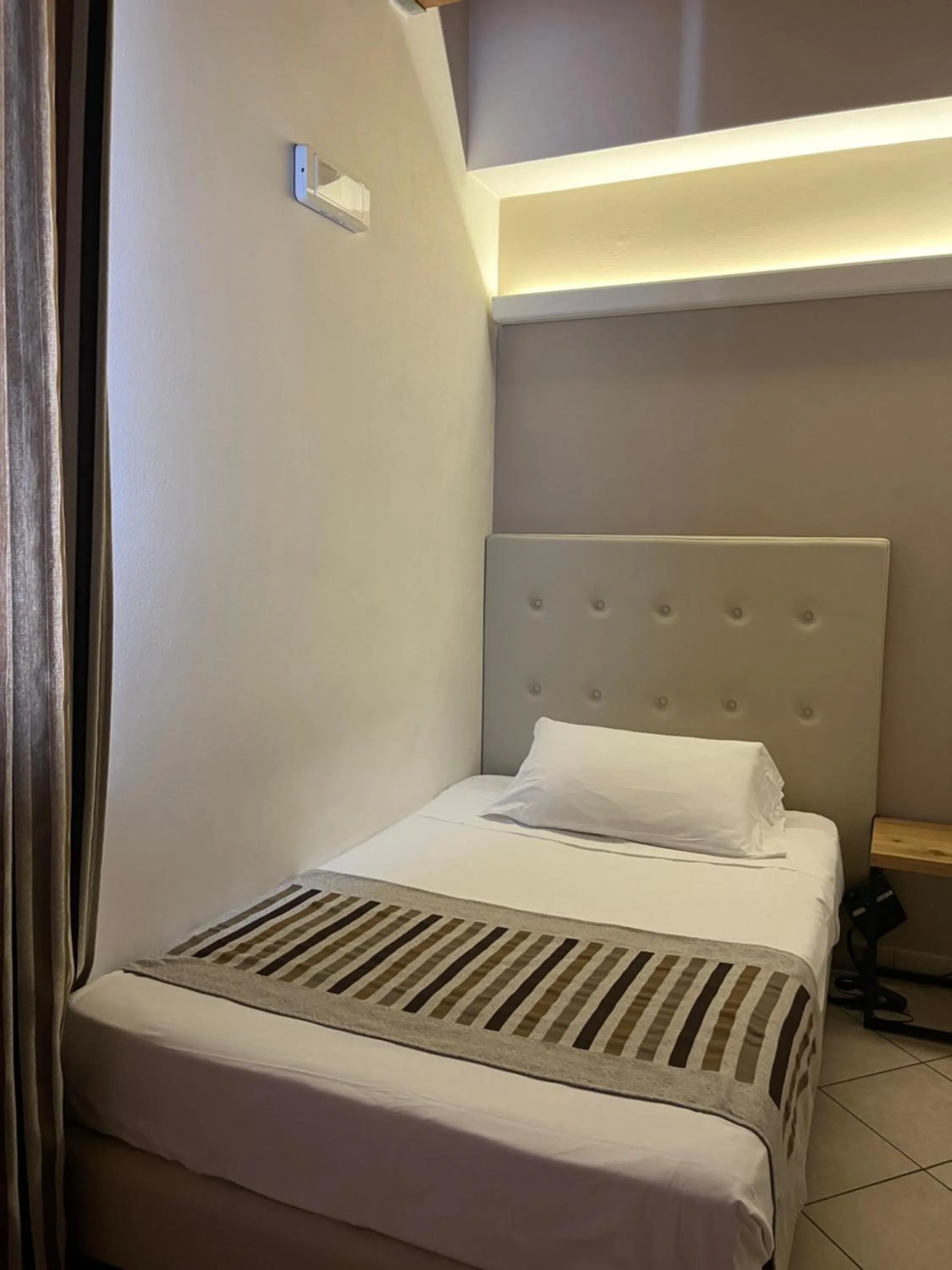 Bedroom, Bed in Hotel Mantegna Stazione, MantegnaHotels