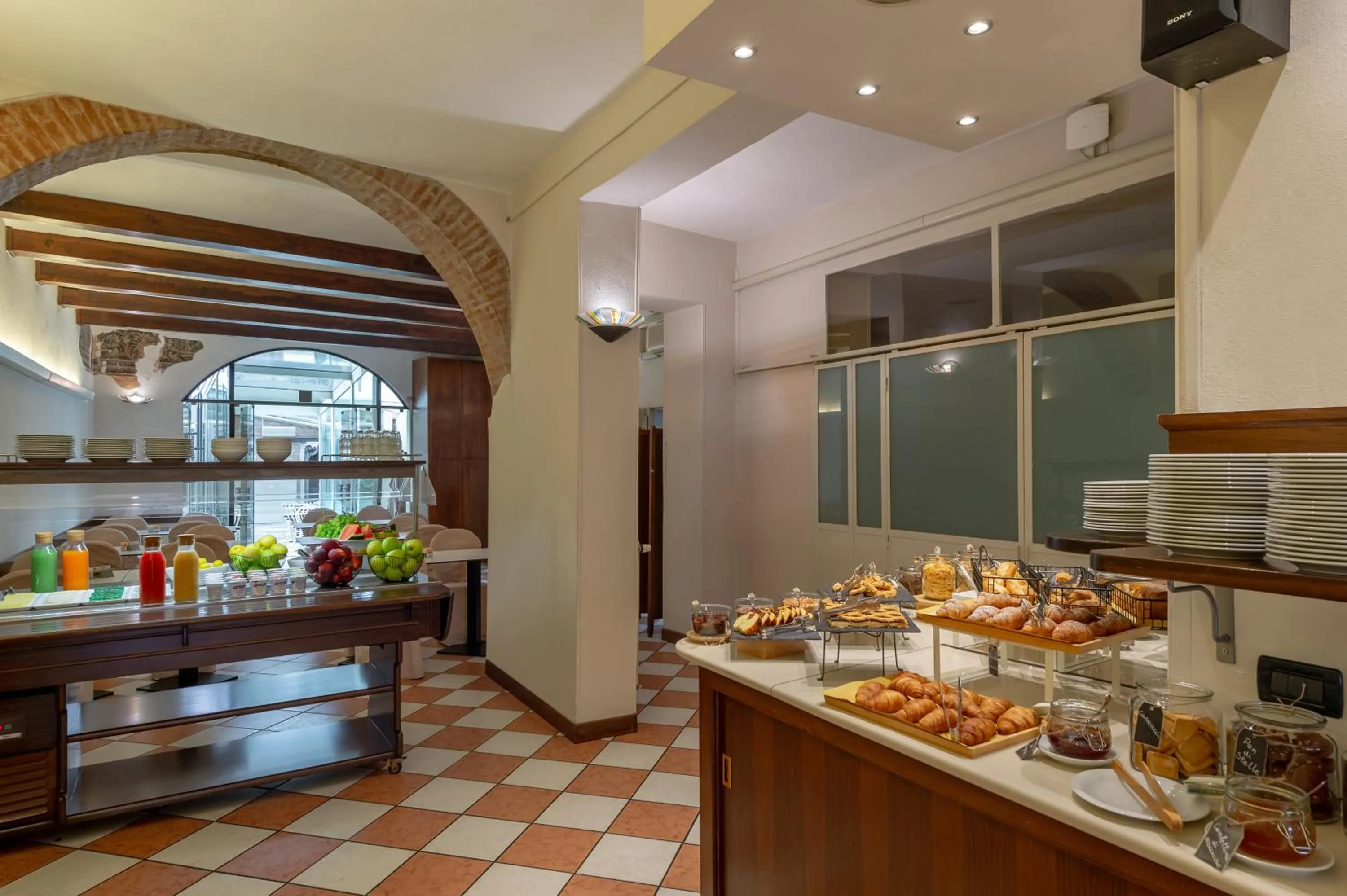 Buffet breakfast in Hotel Mantegna Stazione, MantegnaHotels