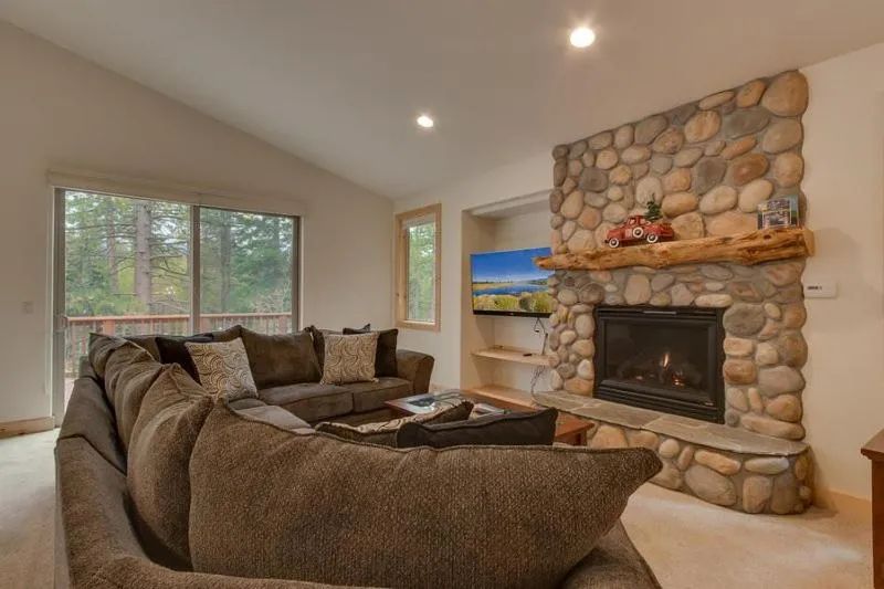 Lukins Lodge By The Lake Hot Tub