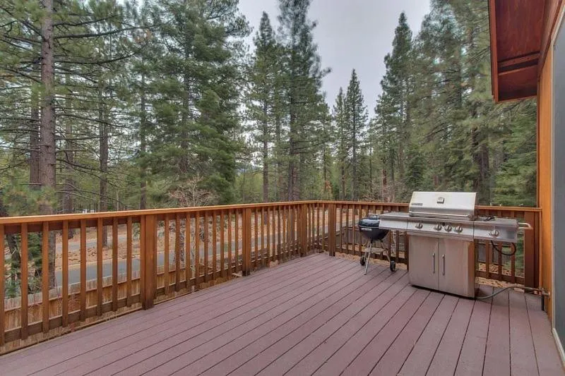 Lukins Lodge By The Lake Hot Tub