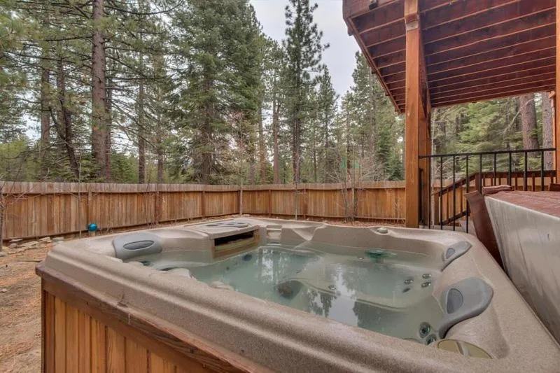 Lukins Lodge By The Lake Hot Tub