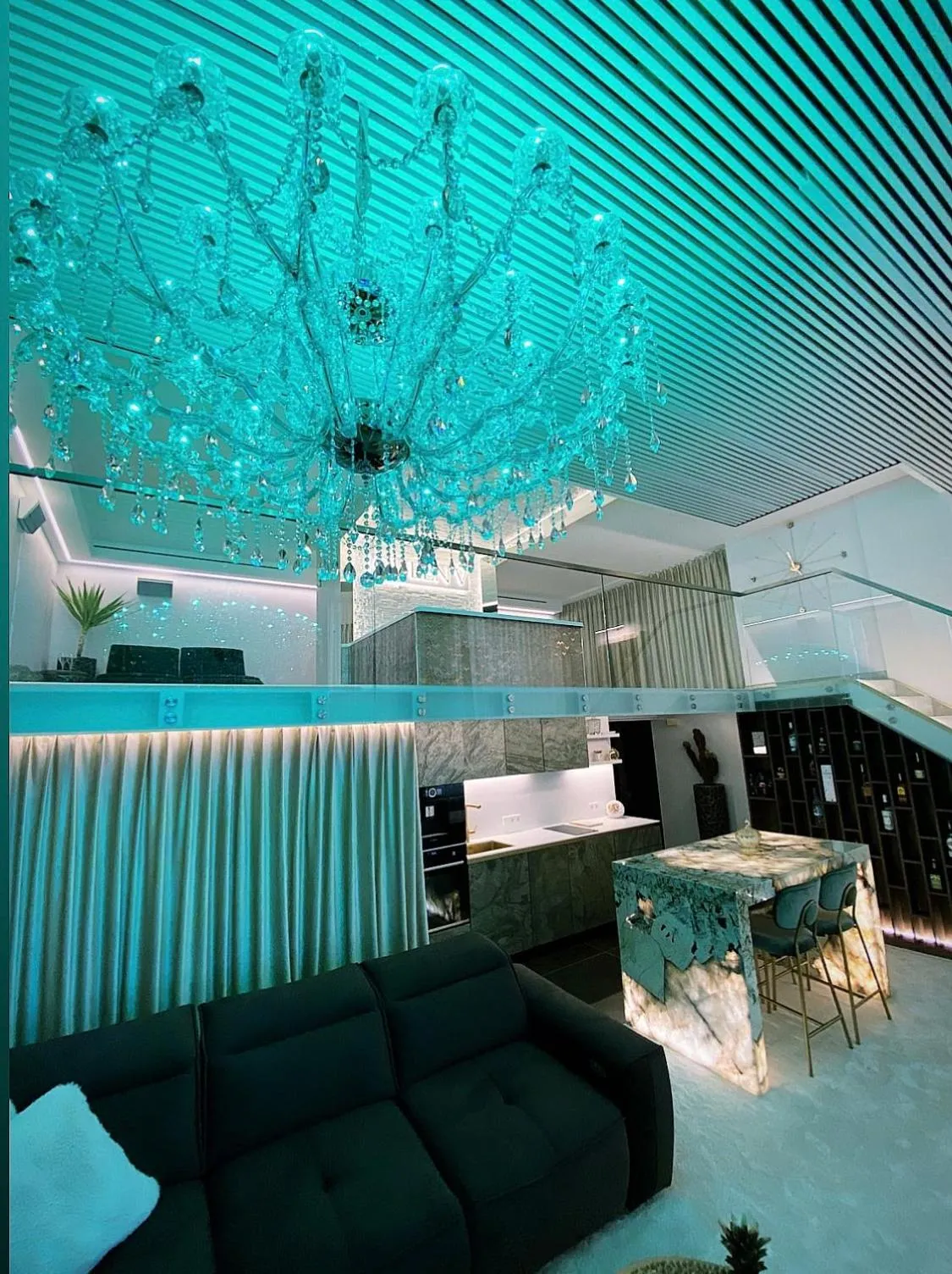 Two-Bedroom Apartment in Luxury Queen V apartment with Jacuzzi