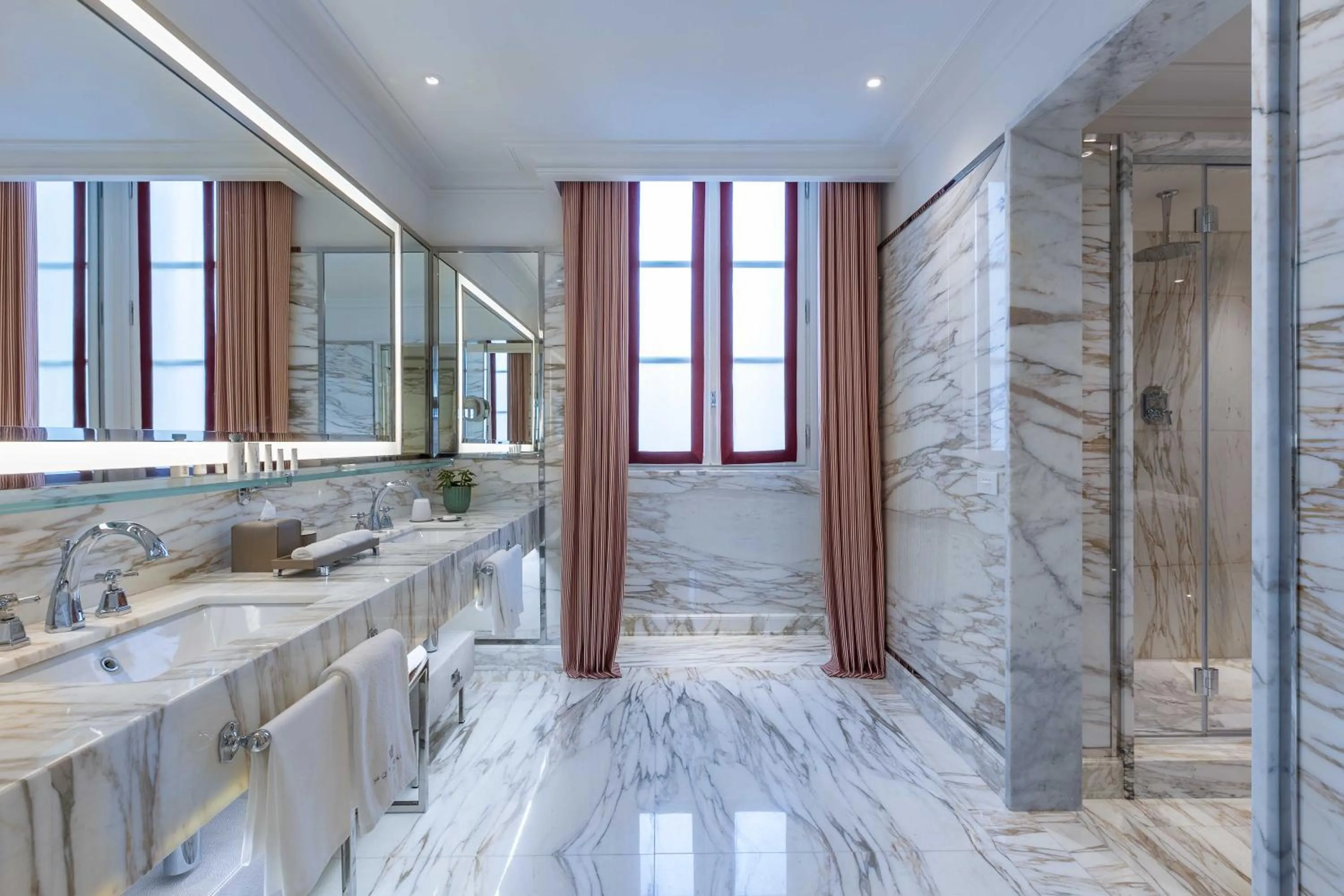 Bathroom in Portrait Milano - Lungarno Collection