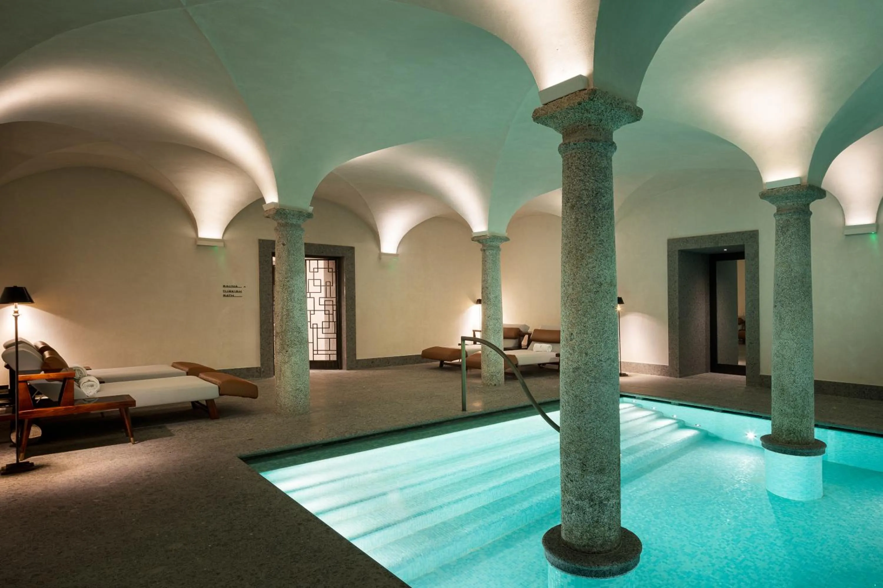Swimming pool in Portrait Milano - Lungarno Collection
