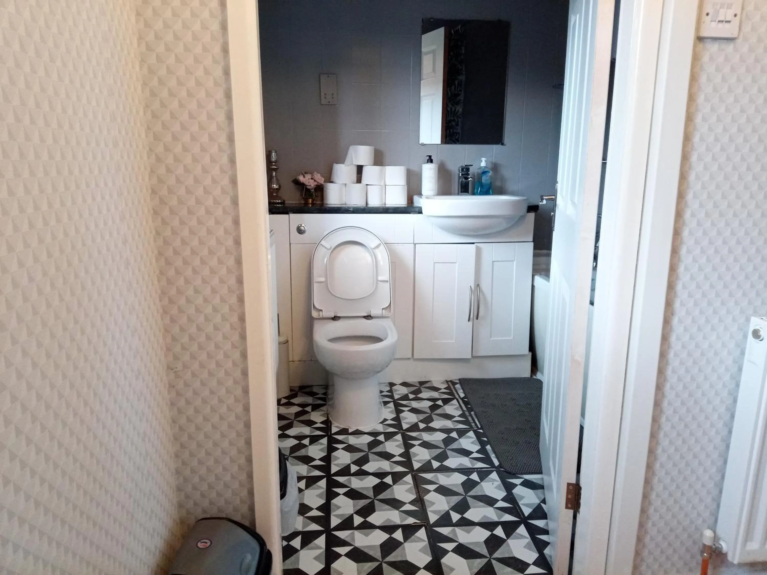 2 Bed House - Sleeps 4 - Pets - Garden - Parking