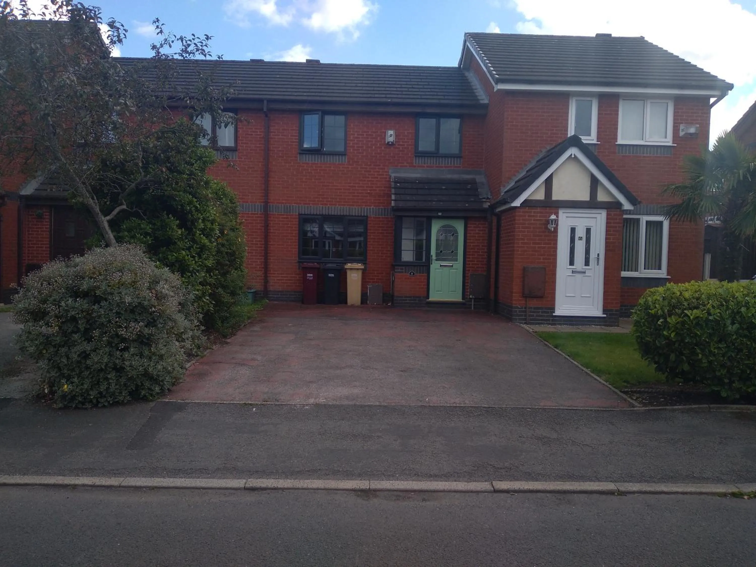 Vacation Home in 2 Bed House - Sleeps 4 - Pets - Garden - Parking