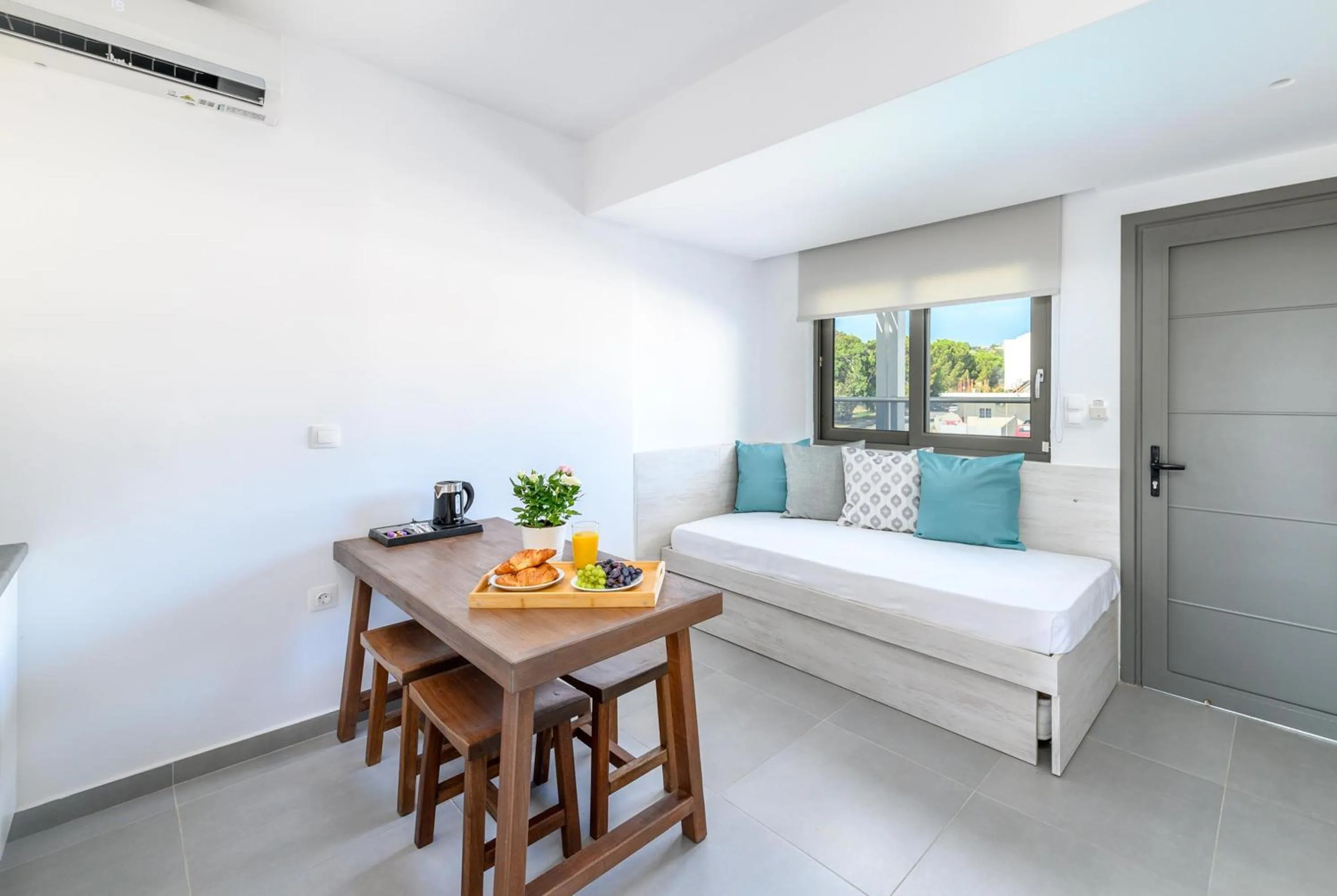 Living room, Bed in Kellys Luxury Apartments