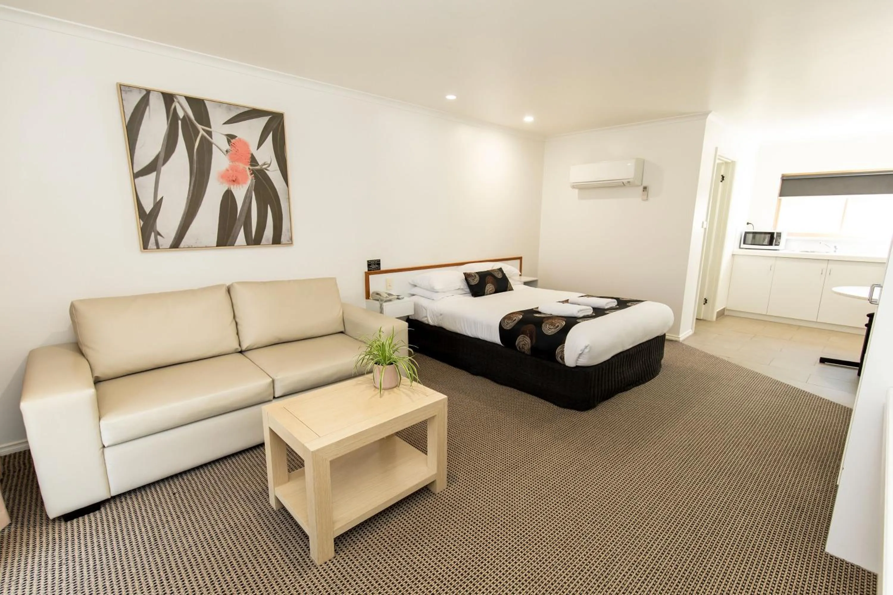 Living room, Bed in Murray Downs Resort