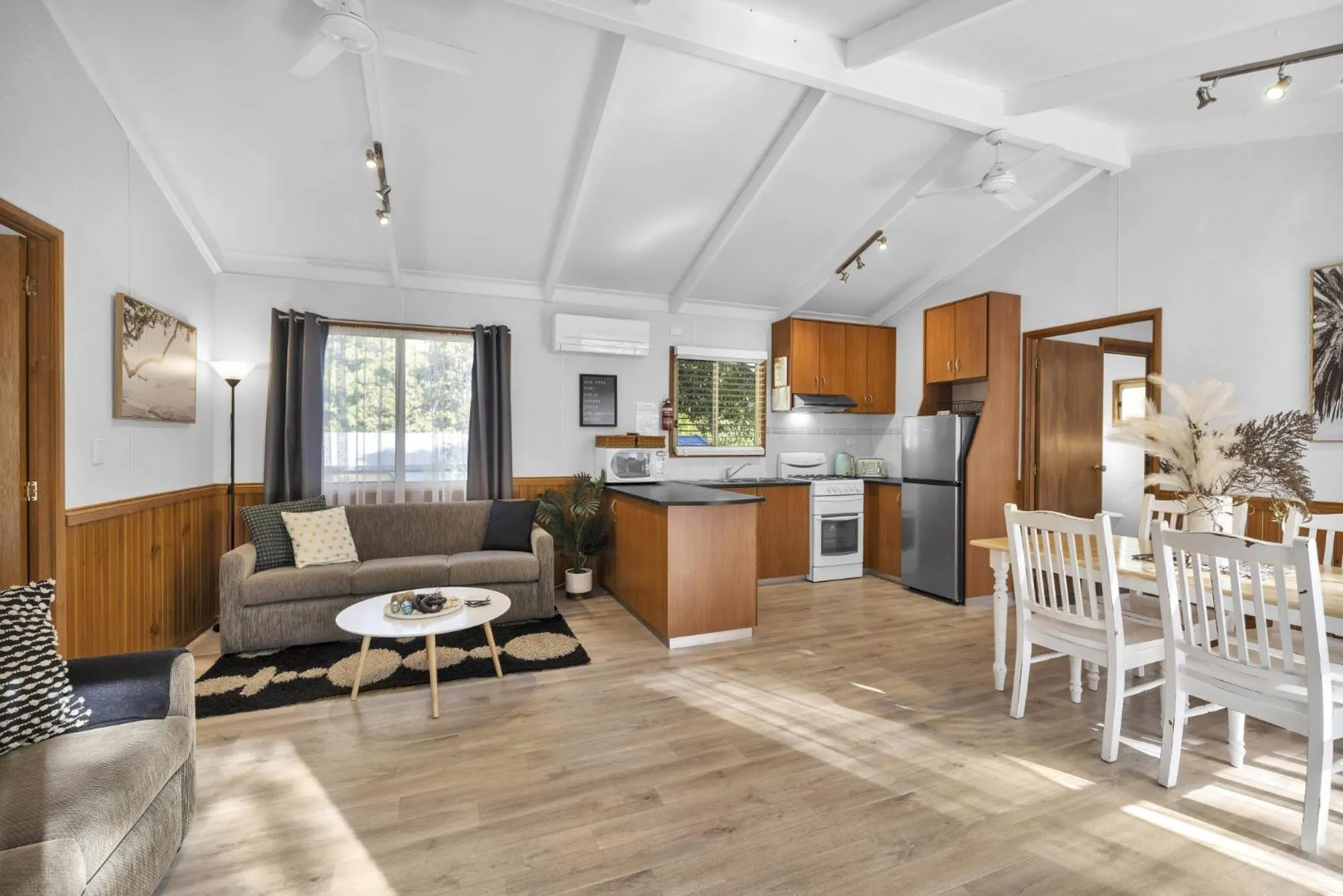 Kitchen or kitchenette in Metung Holiday Villas