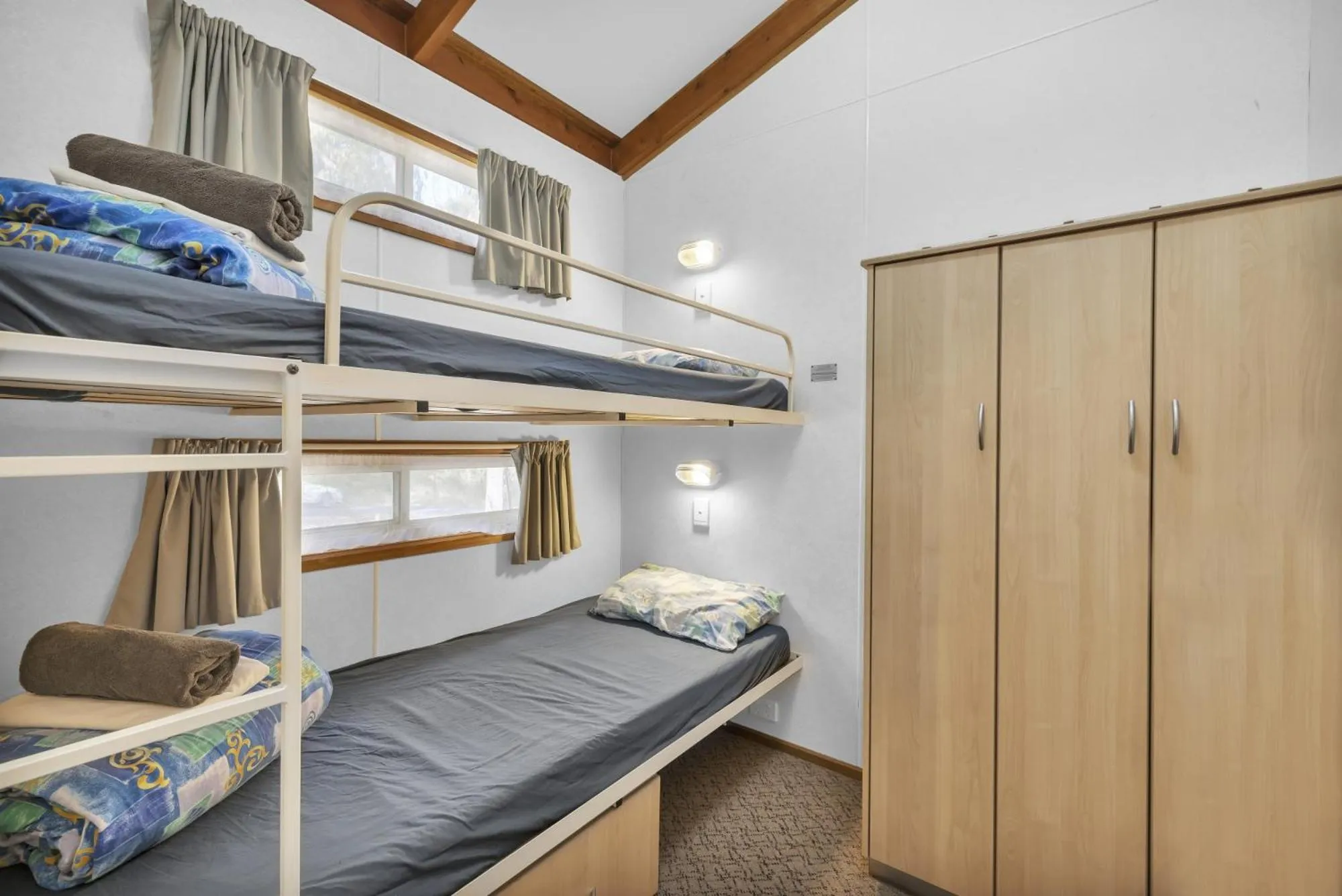 Photo of the whole room, Bed in Metung Holiday Villas