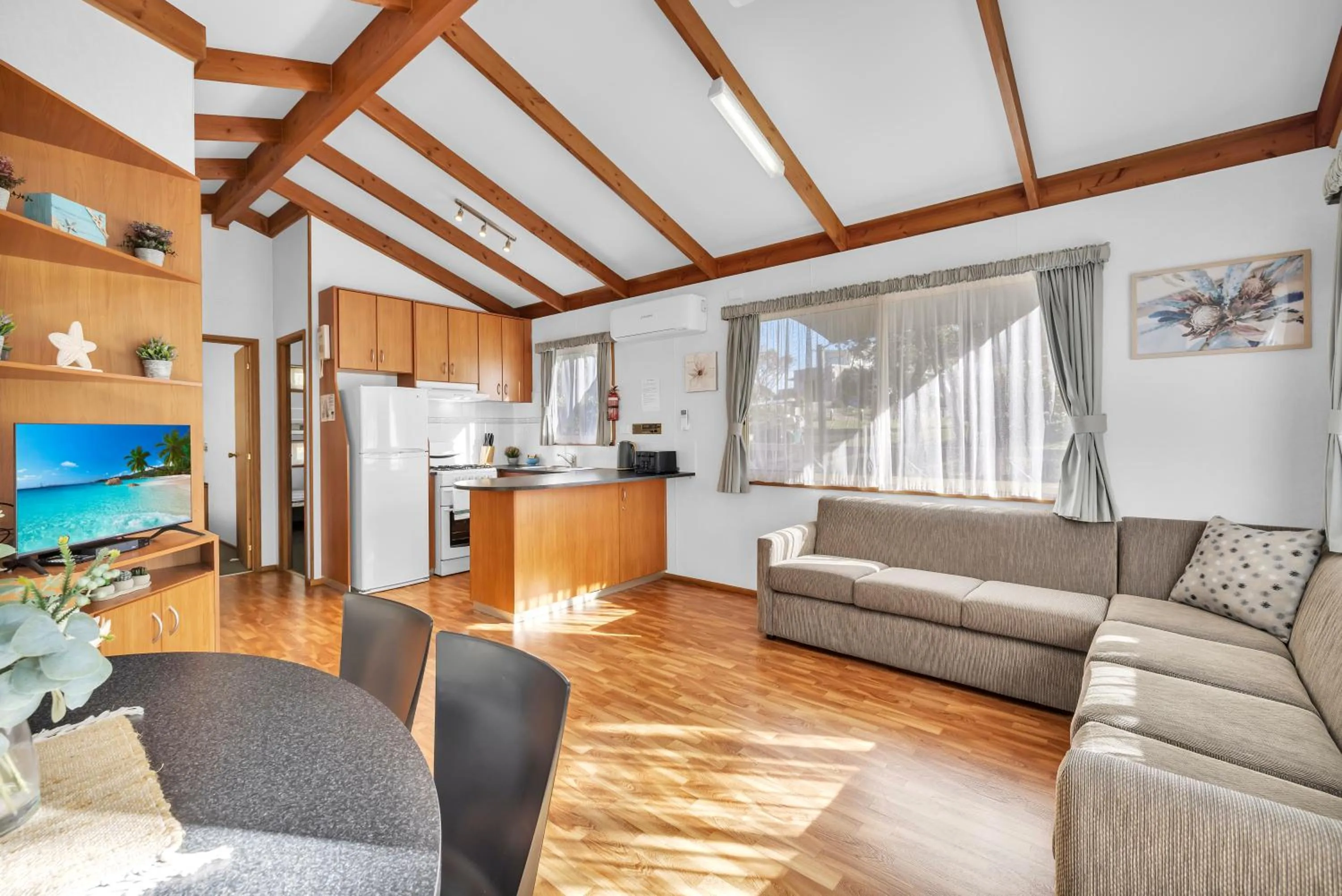 Kitchen or kitchenette in Metung Holiday Villas