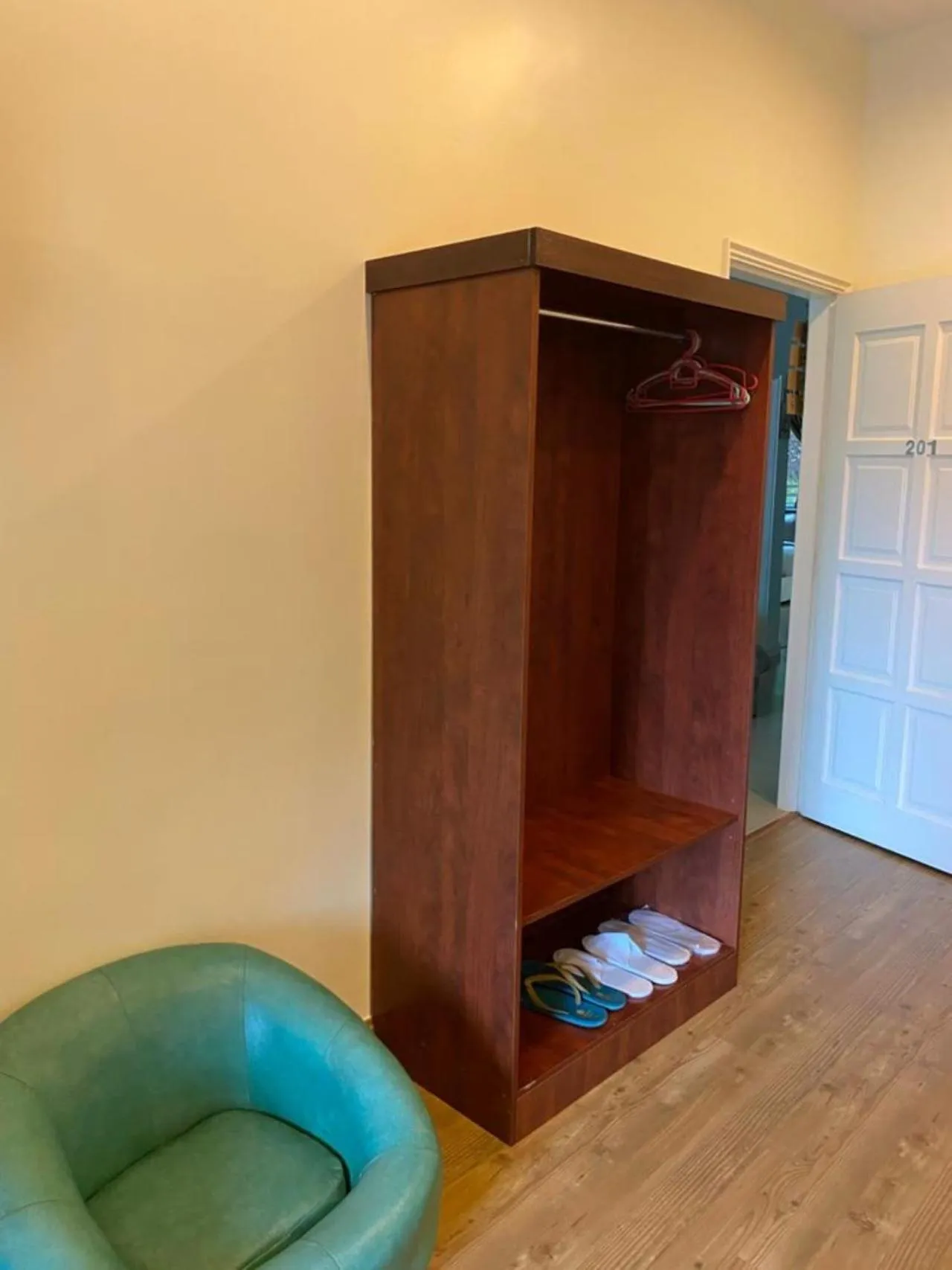 wardrobe in Highlanders Garden Guesthouse at Arundina Cameron Highlands