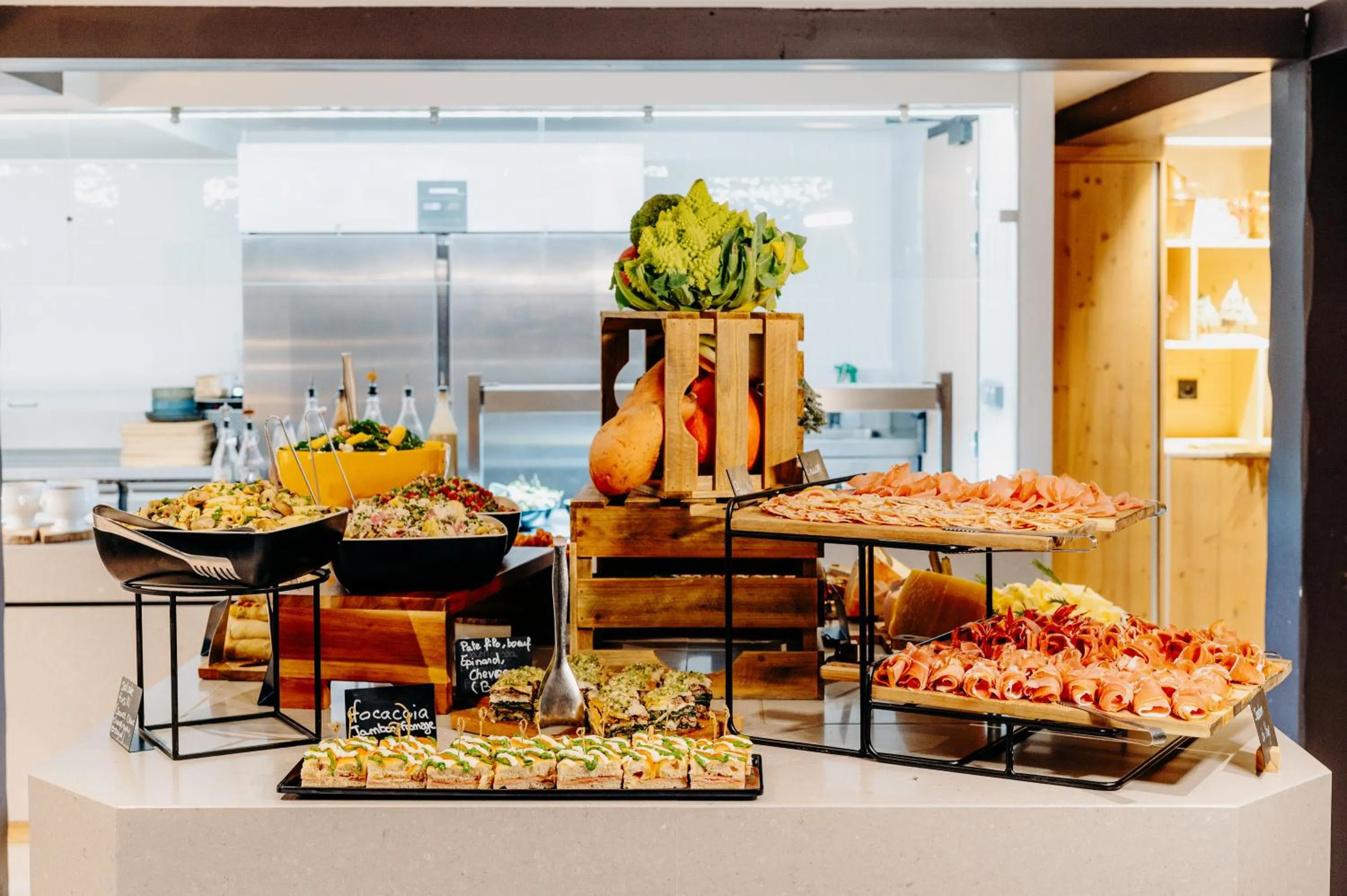 Restaurant/places to eat in La Cachette, Friendly Hotel & Spa