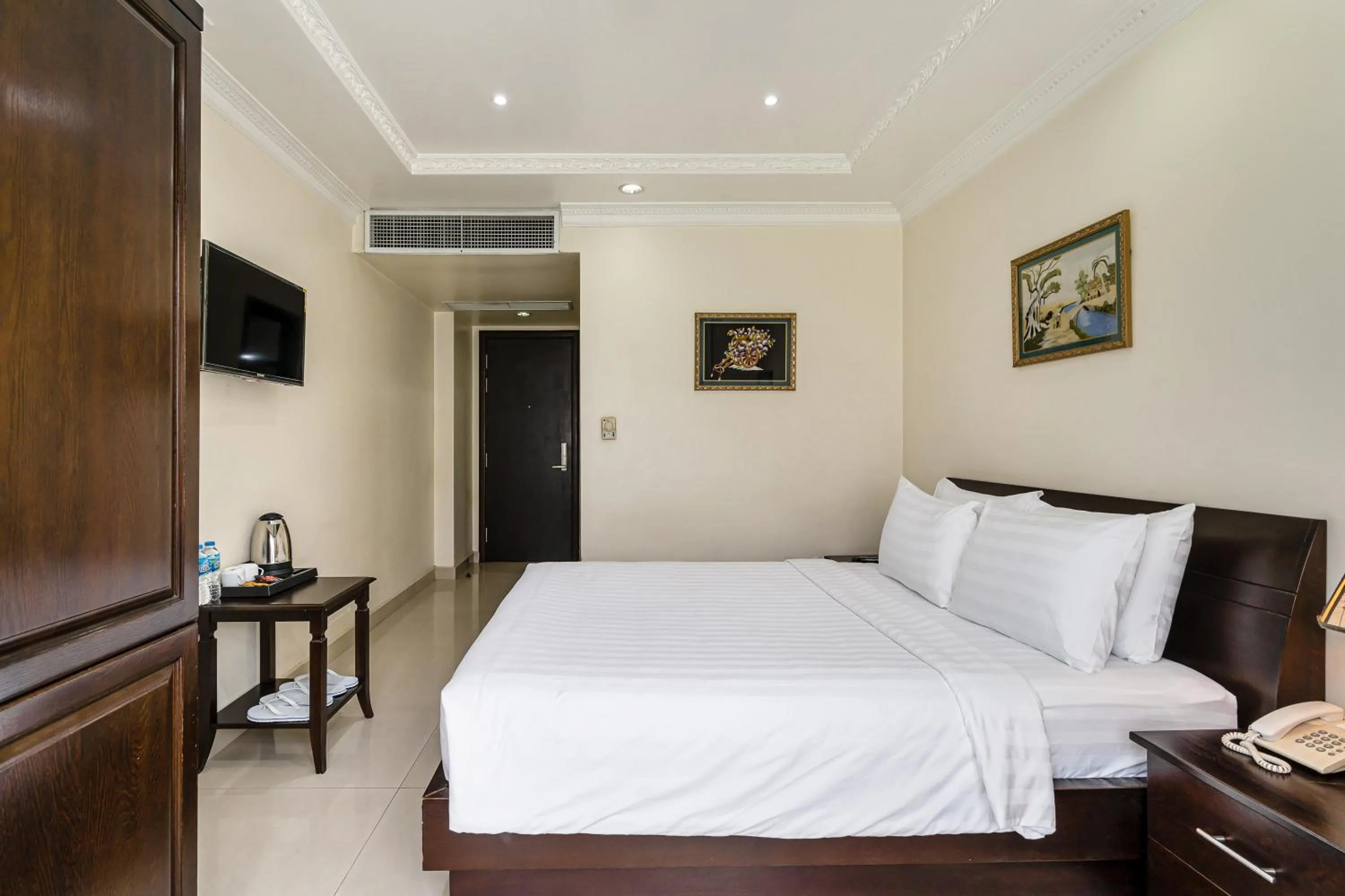 Bed in La Bonita Hotel and Apartments
