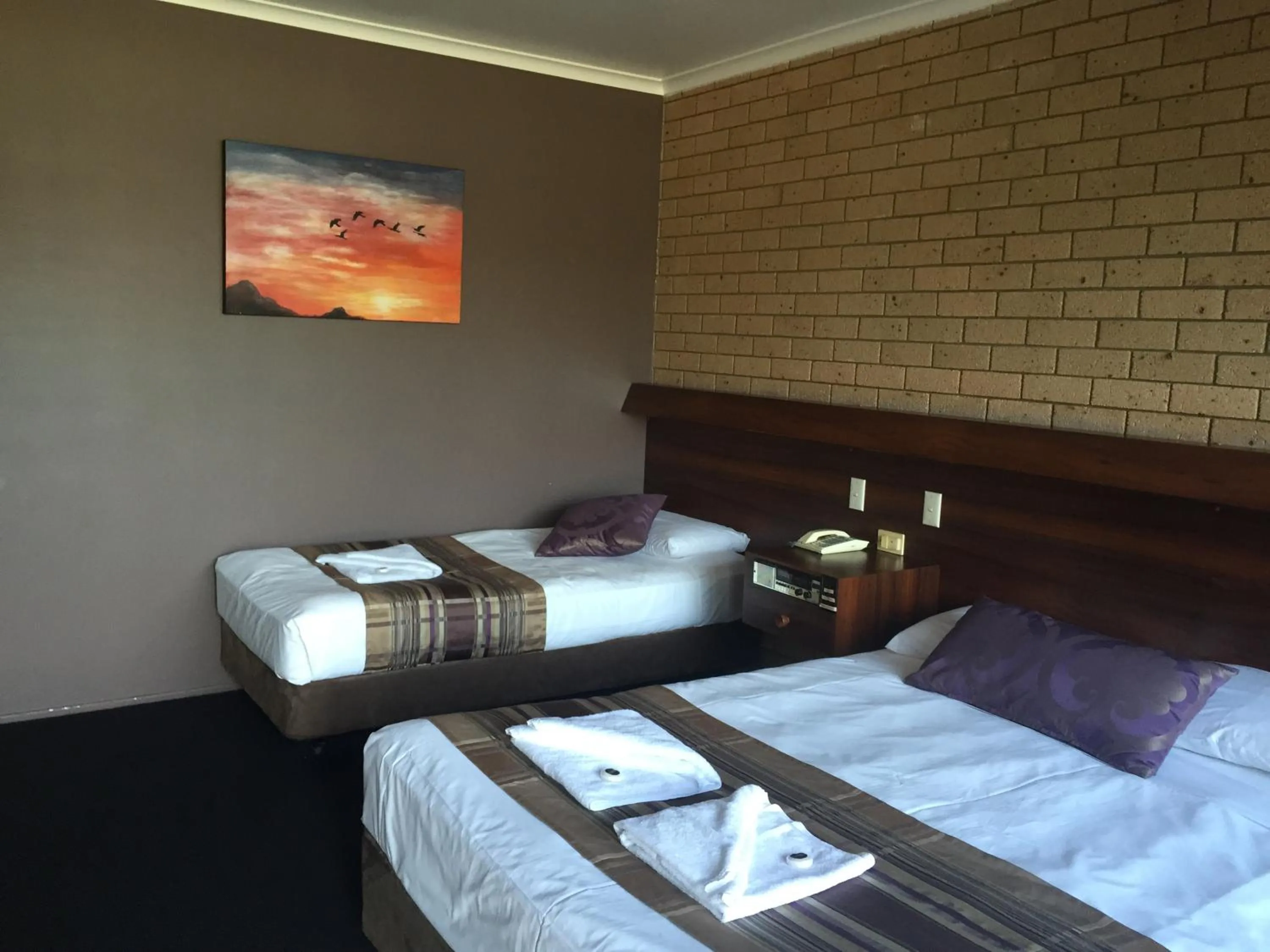 Bathroom, Bed in Sarina Motor Inn