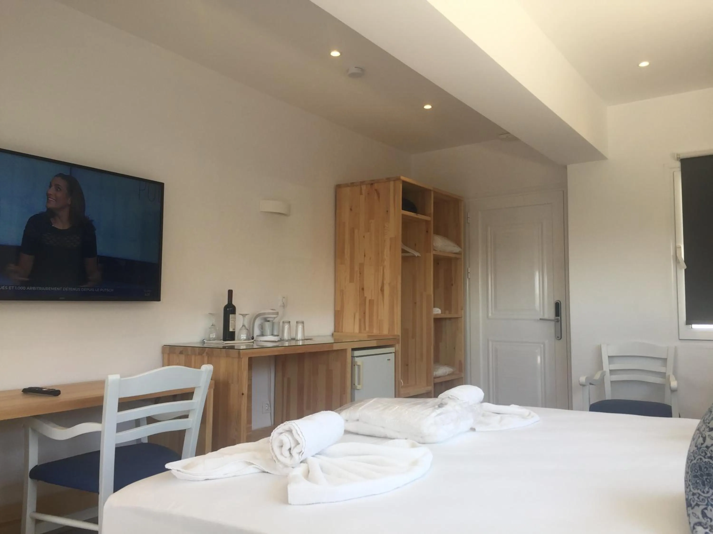 Living room, Bed in City Pearl Hotel