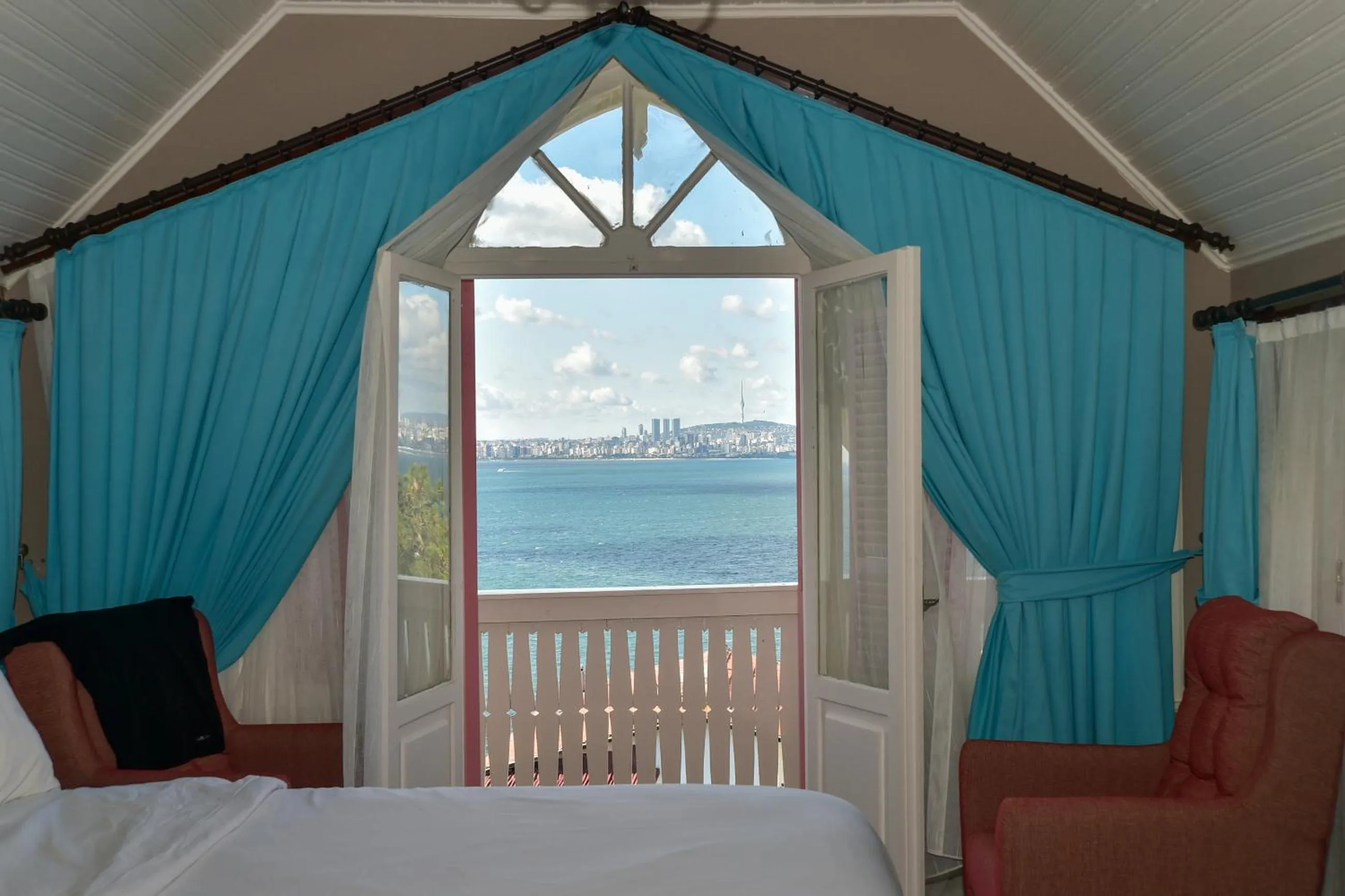 Balcony/Terrace, Bed in Noya Köşk Otel