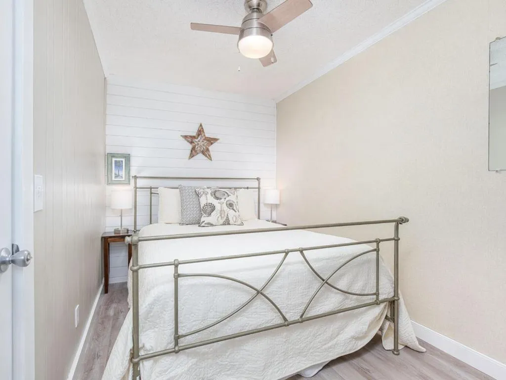 Bed in Beach Racquet B202