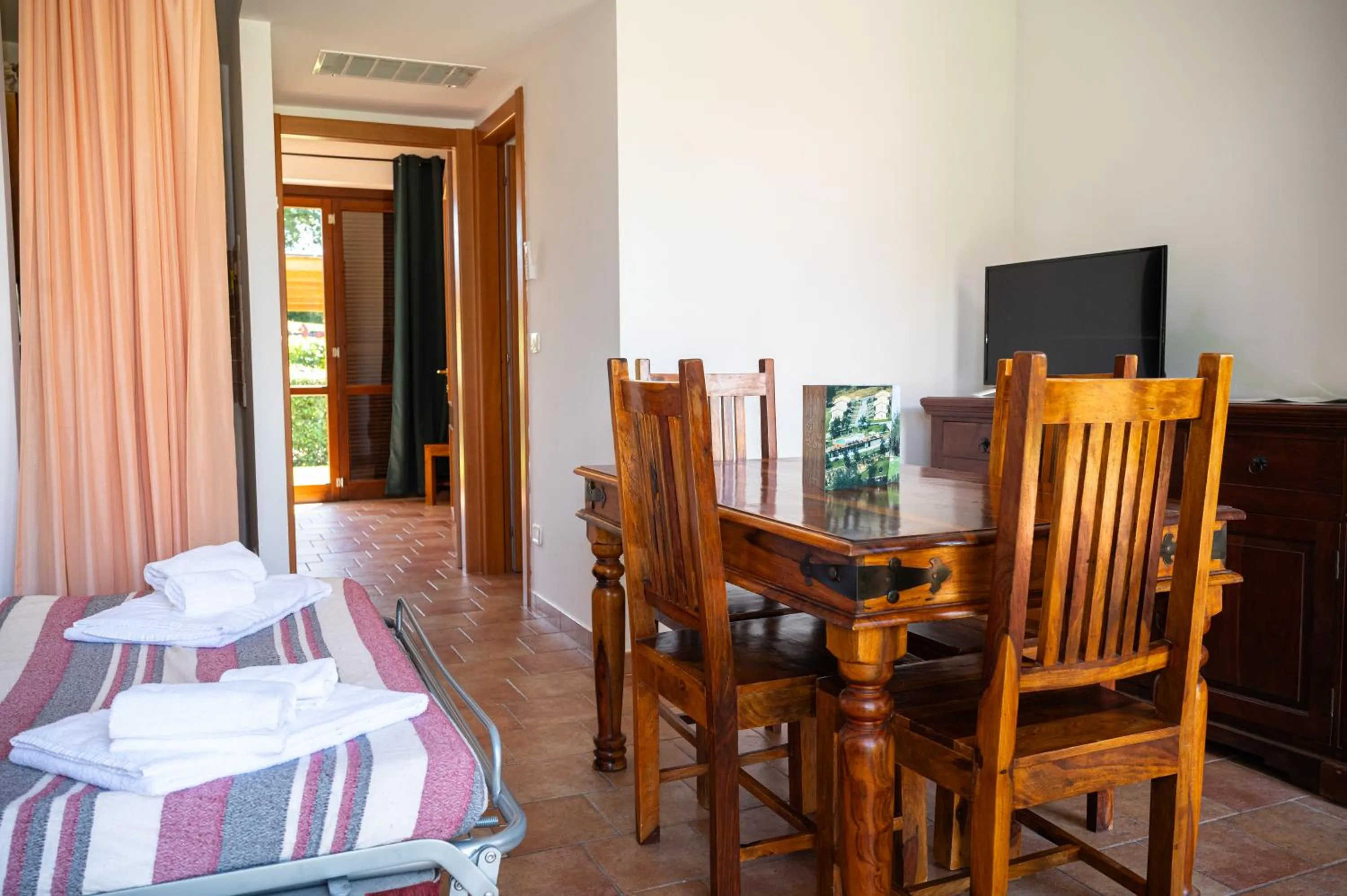 Living room, Bed in Villaggio Le Querce