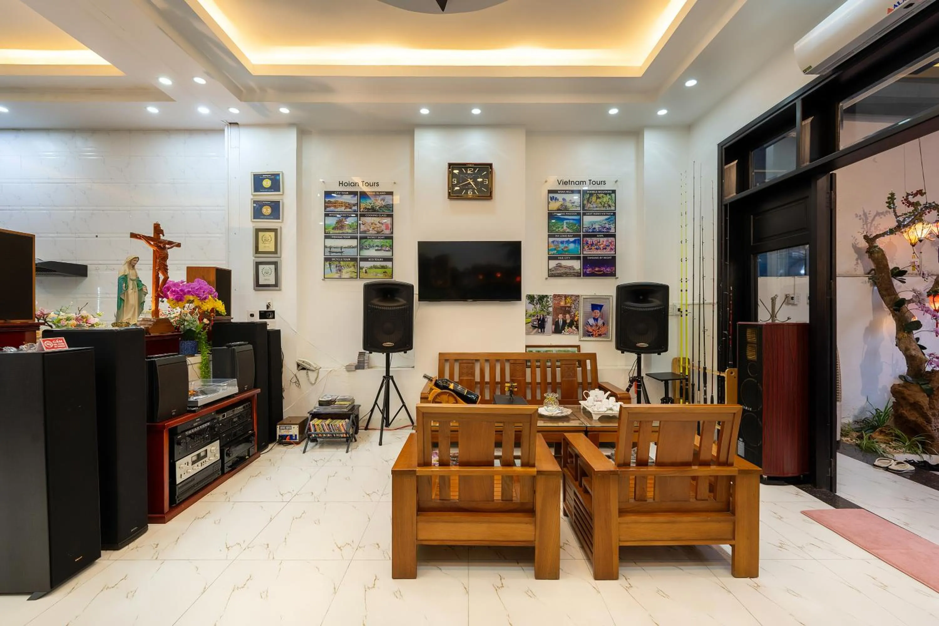 Communal lounge/ TV room in Golden Bell Homestay