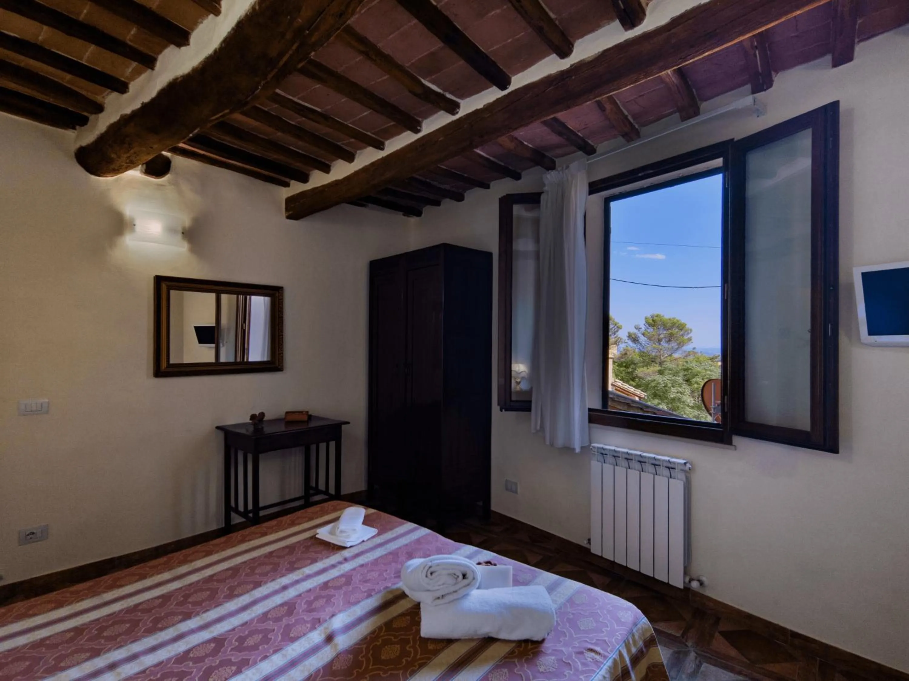 Photo of the whole room, Bed in B&B Siena In Centro - Diffuso