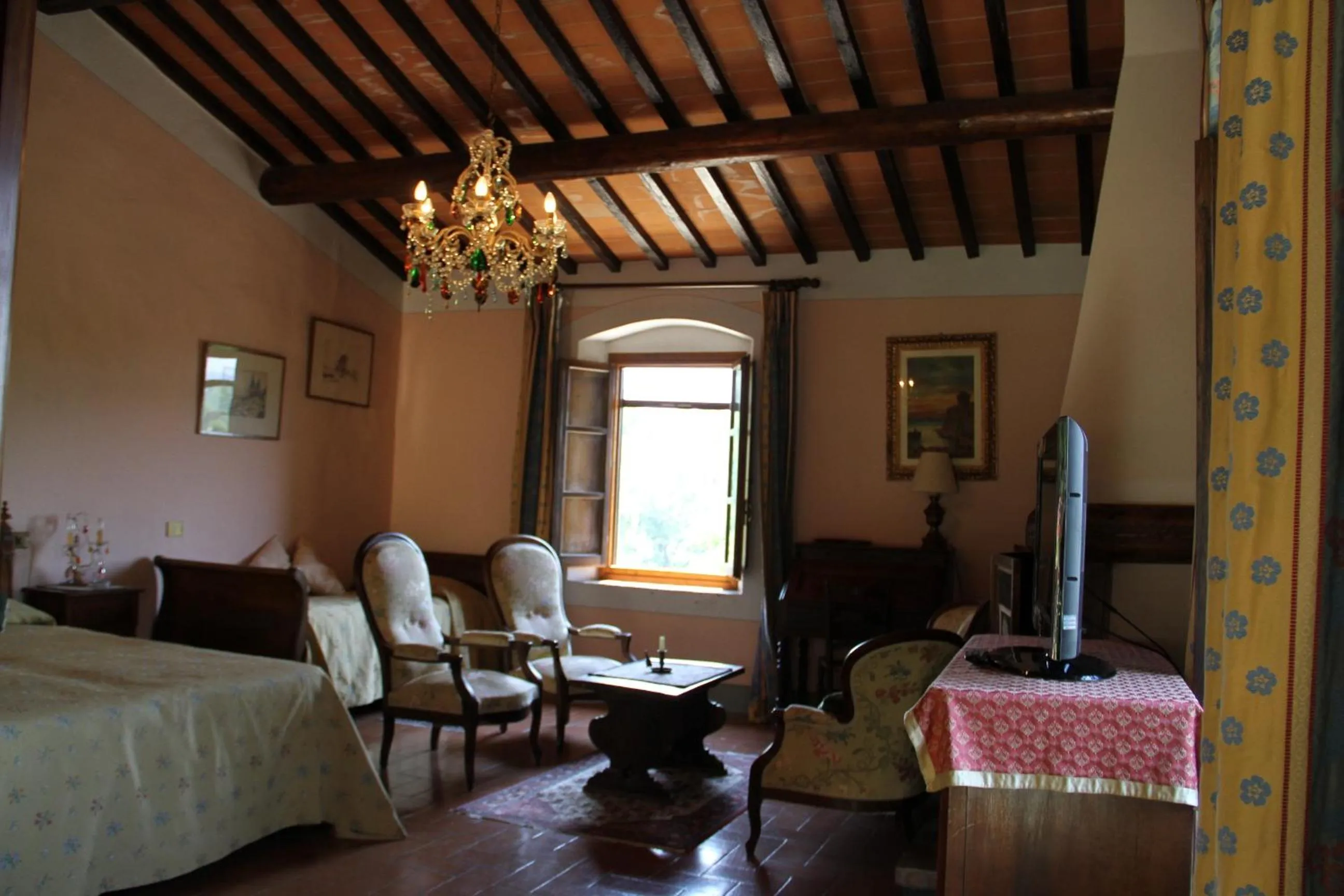 Photo of the whole room in Villa Rigacci