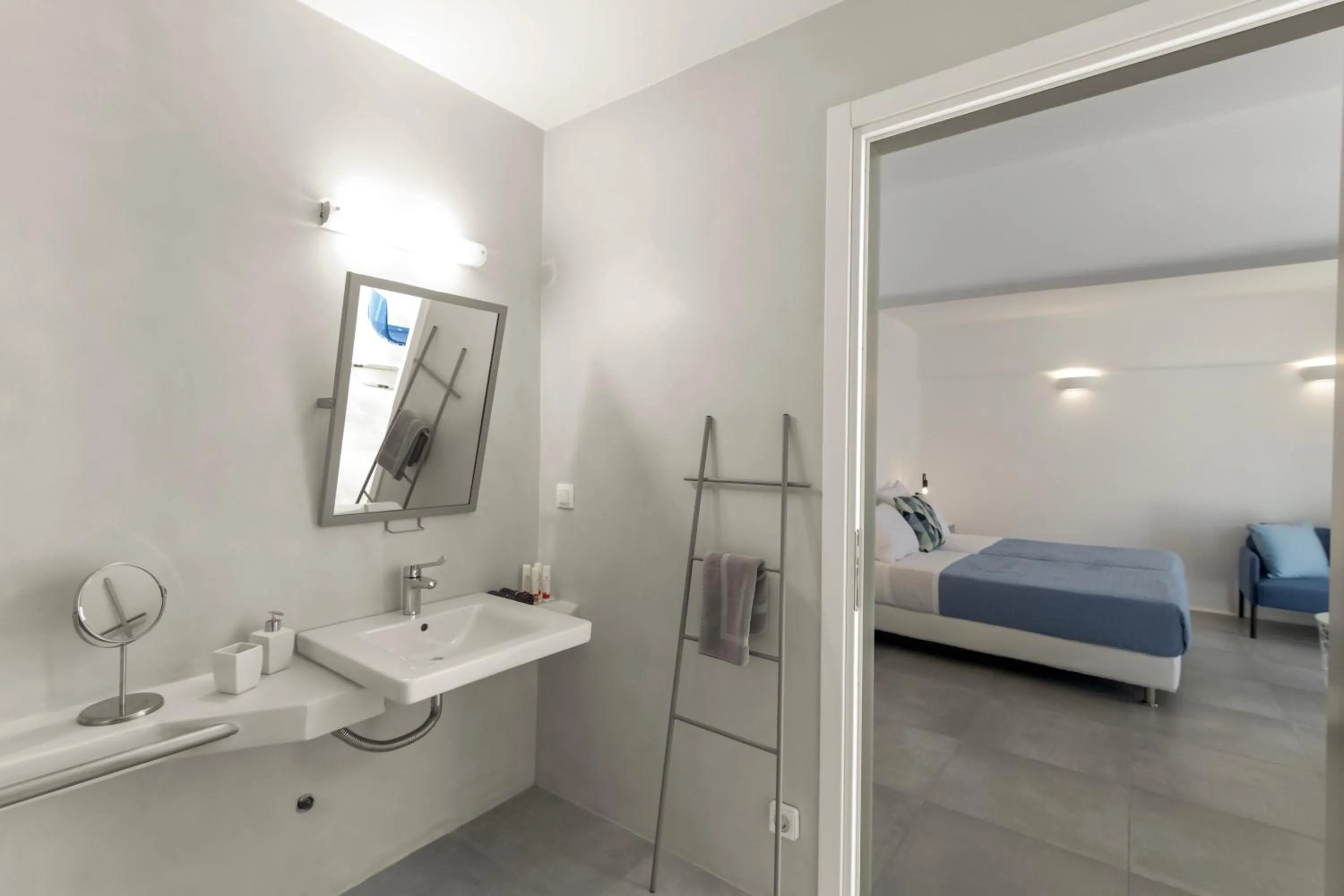 Bathroom, Bed in Alexander Suites
