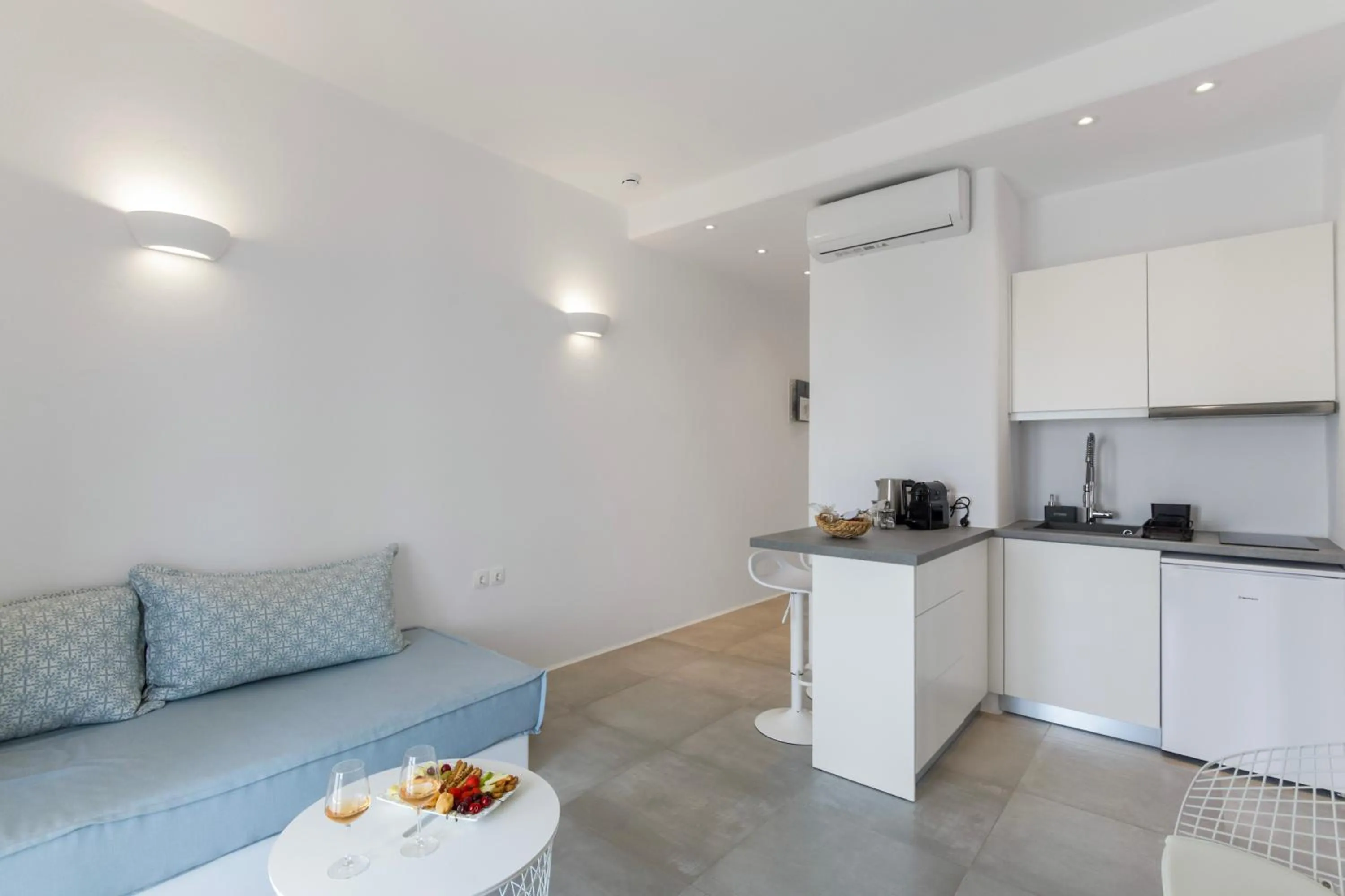 Coffee/tea facilities in Alexander Suites