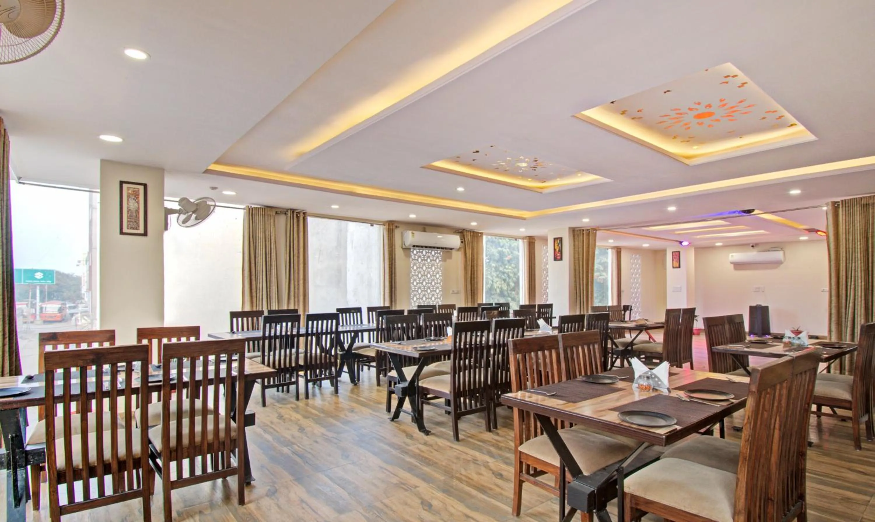 Restaurant/places to eat in Hotel Rama Hindustani