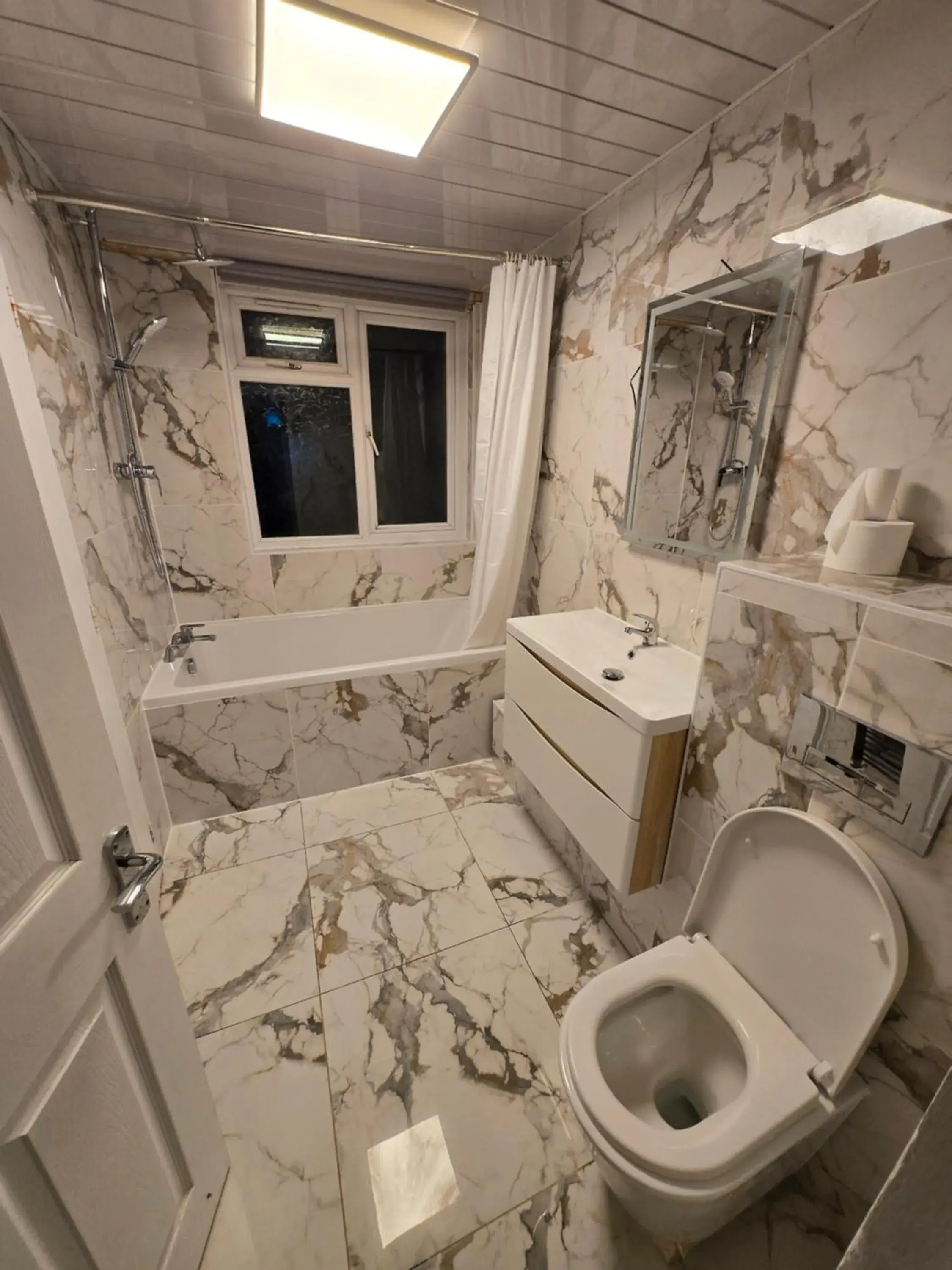 Quadruple Room with Shared Bathroom in SnoozeDen Chalvey - Free Parking, Near M4 J6 Quadruple Room with Shared Bathroom in SnoozeDen Chalvey - Free Parking, Near M4 J6