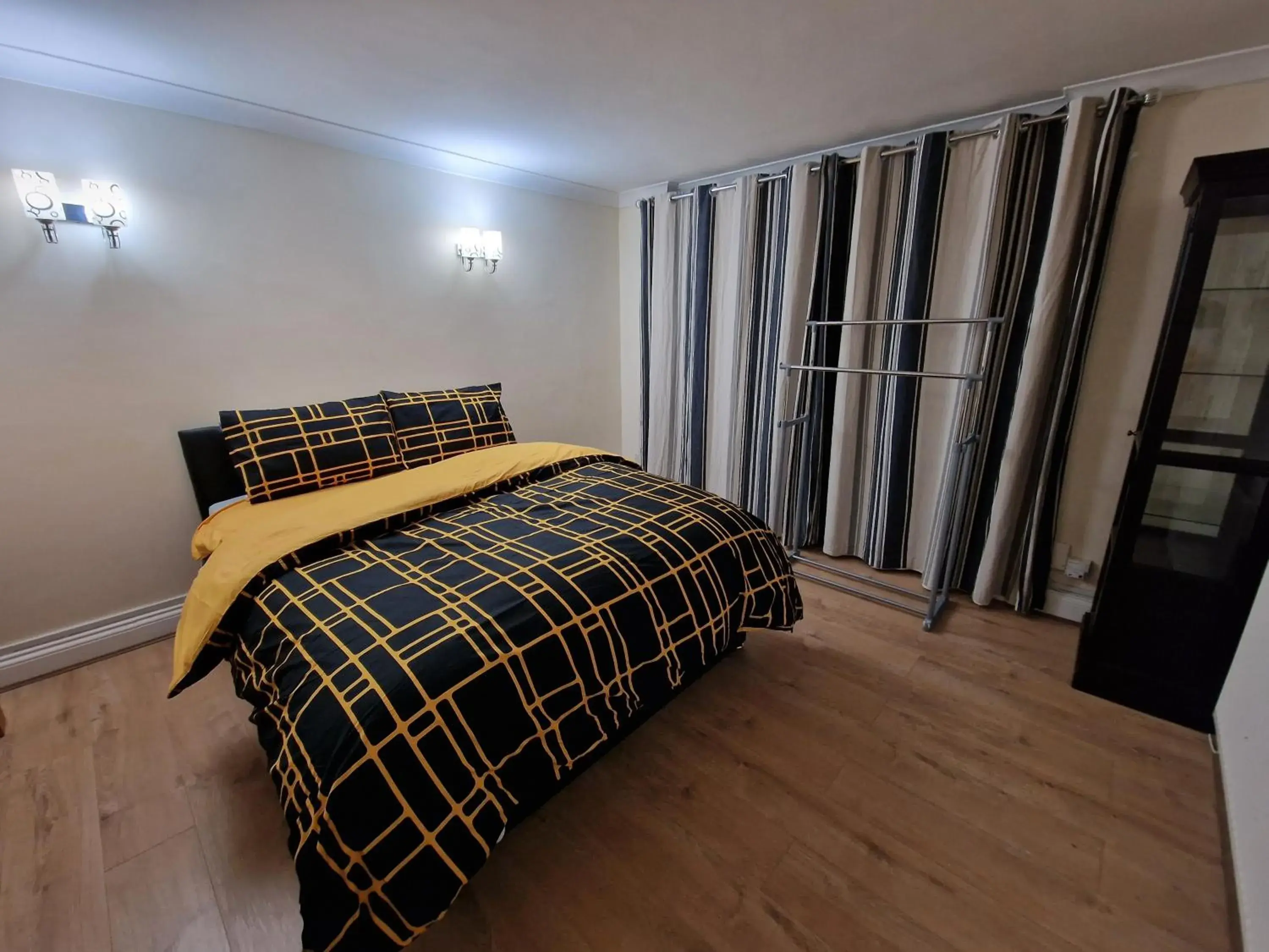 Standard Double Room with Shared Bathroom in SnoozeDen Chalvey - Free Parking, Near M4 J6 Standard Double Room with Shared Bathroom in SnoozeDen Chalvey - Free Parking, Near M4 J6