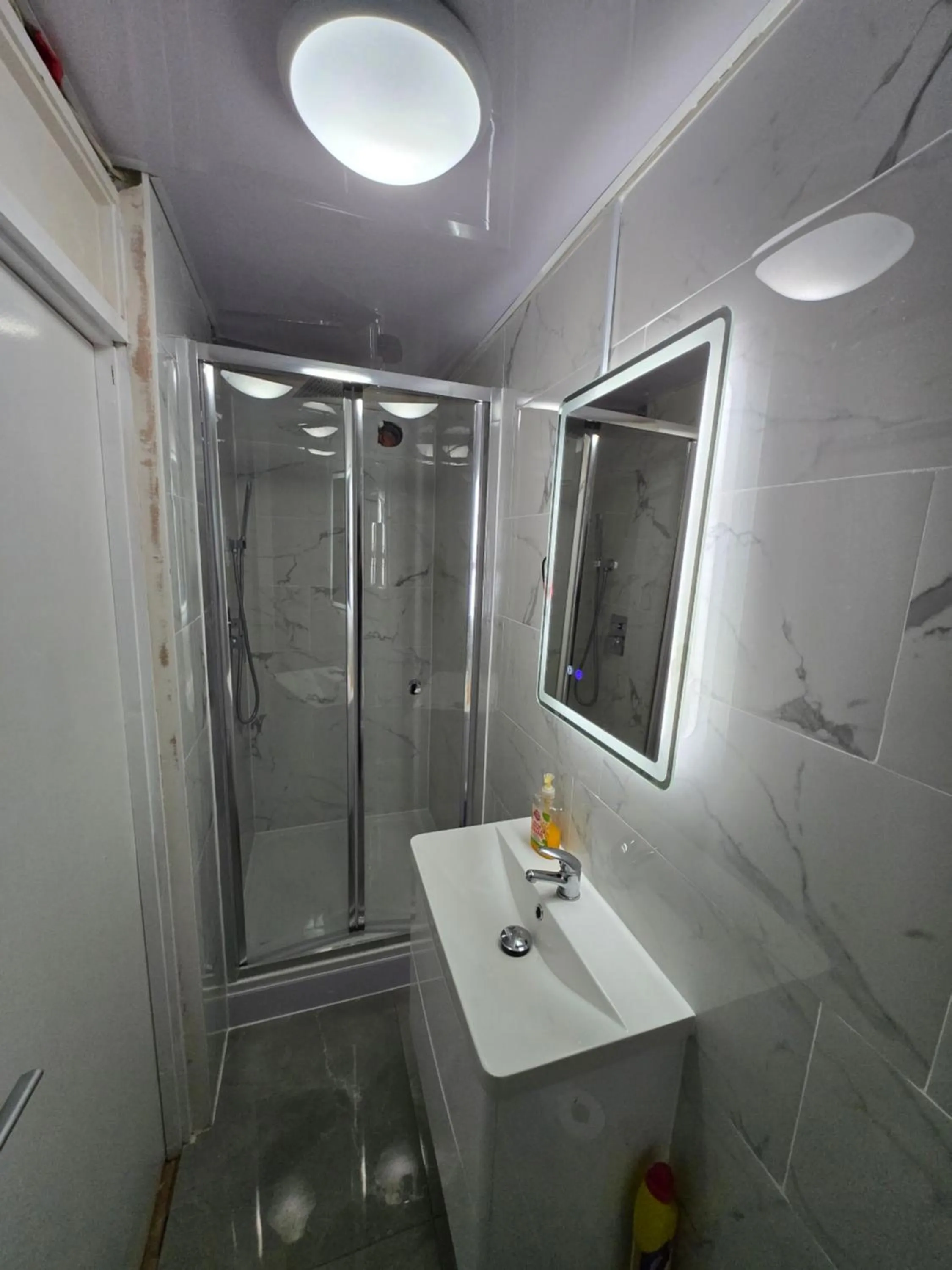 Bathroom in SnoozeDen Chalvey - Free Parking, Near M4 J6