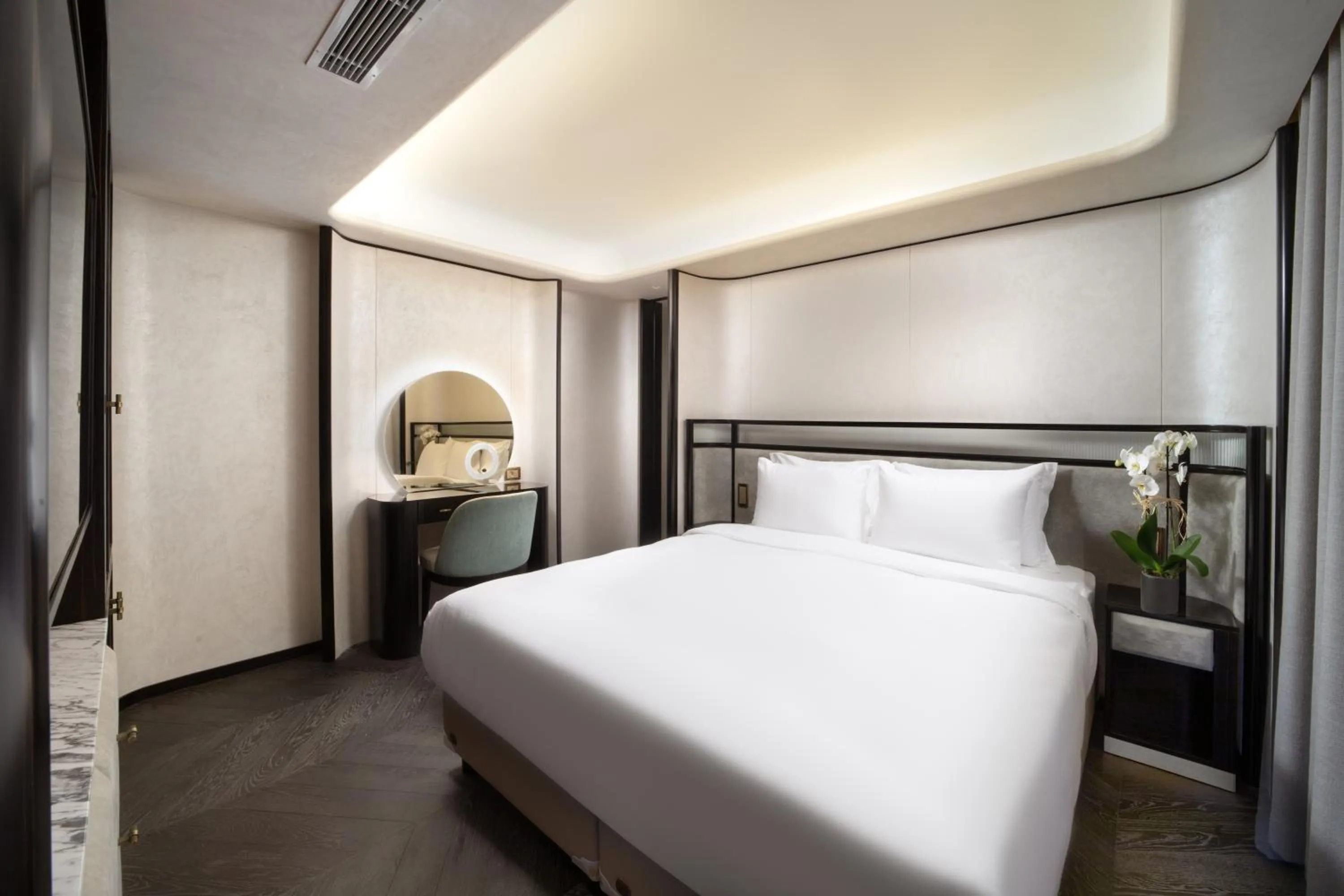 Photo of the whole room, Bed in Bentley Hotel Bosphorus - Special Class