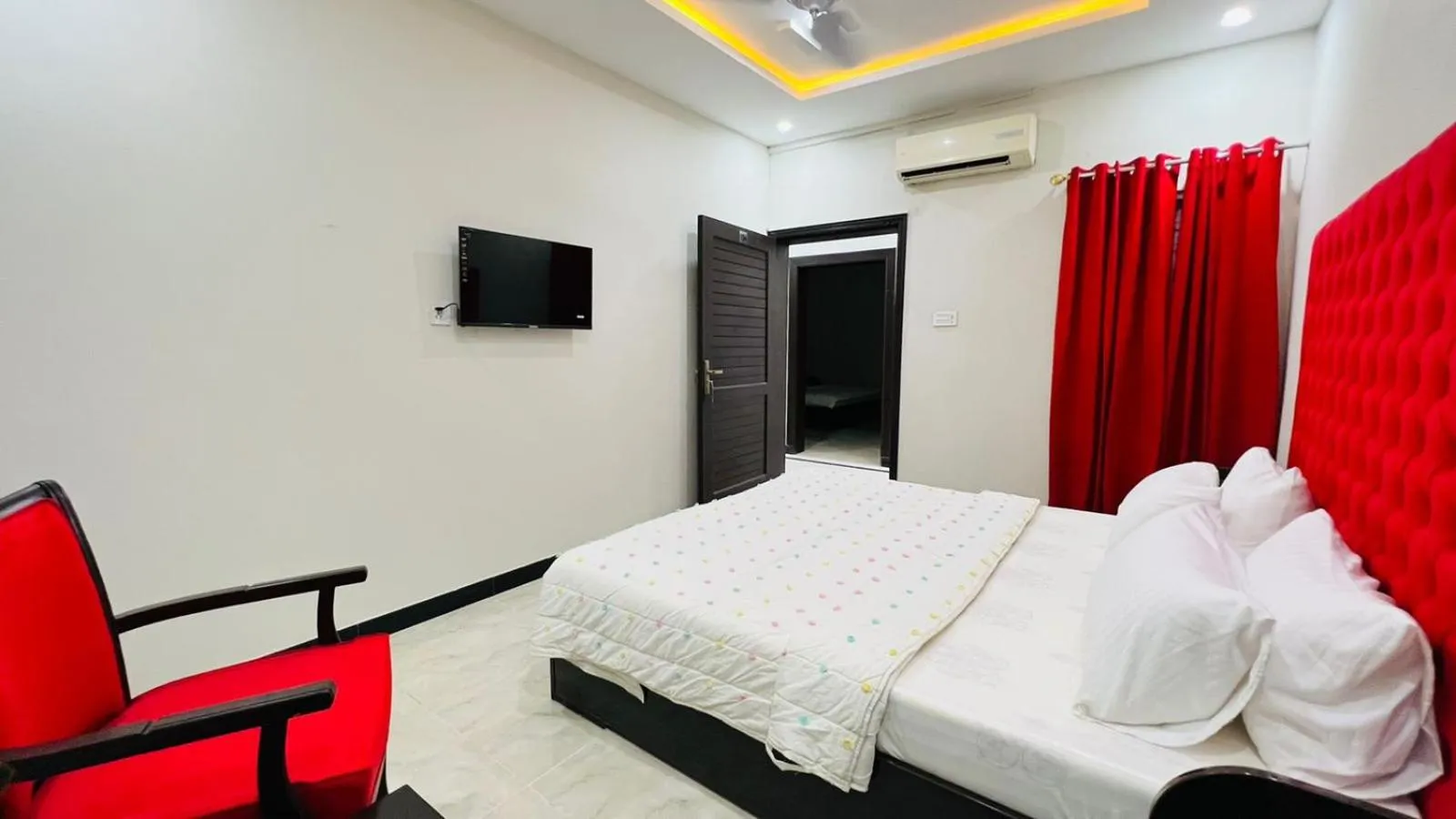 Communal lounge/ TV room, Bed in Hotel 11