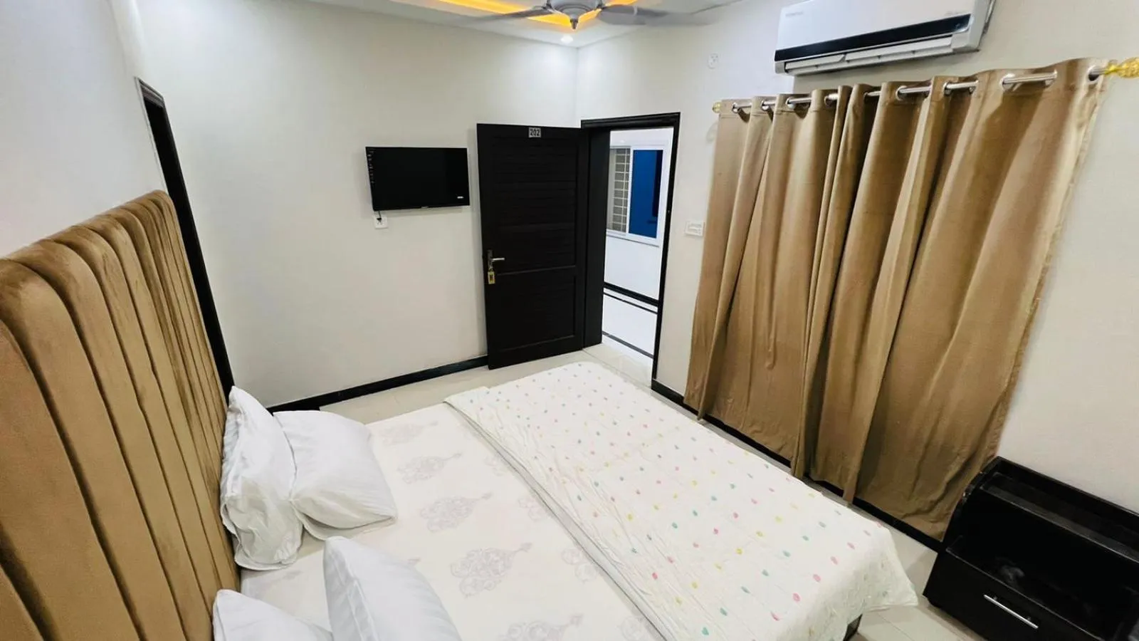 Communal lounge/ TV room, Bed in Hotel 11