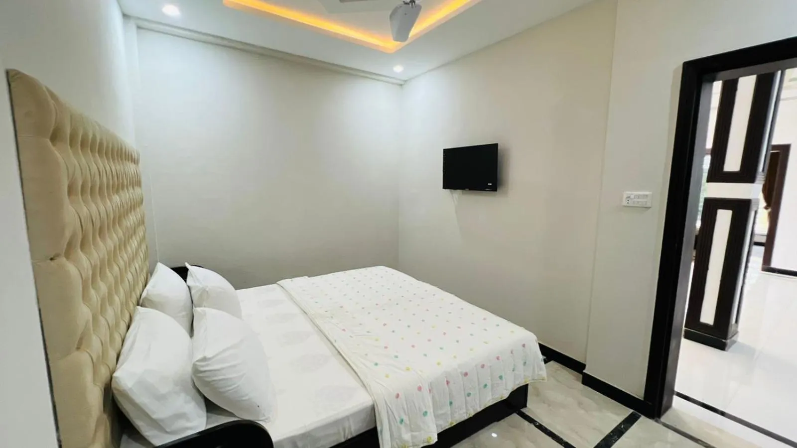 Communal lounge/ TV room, Bed in Hotel 11