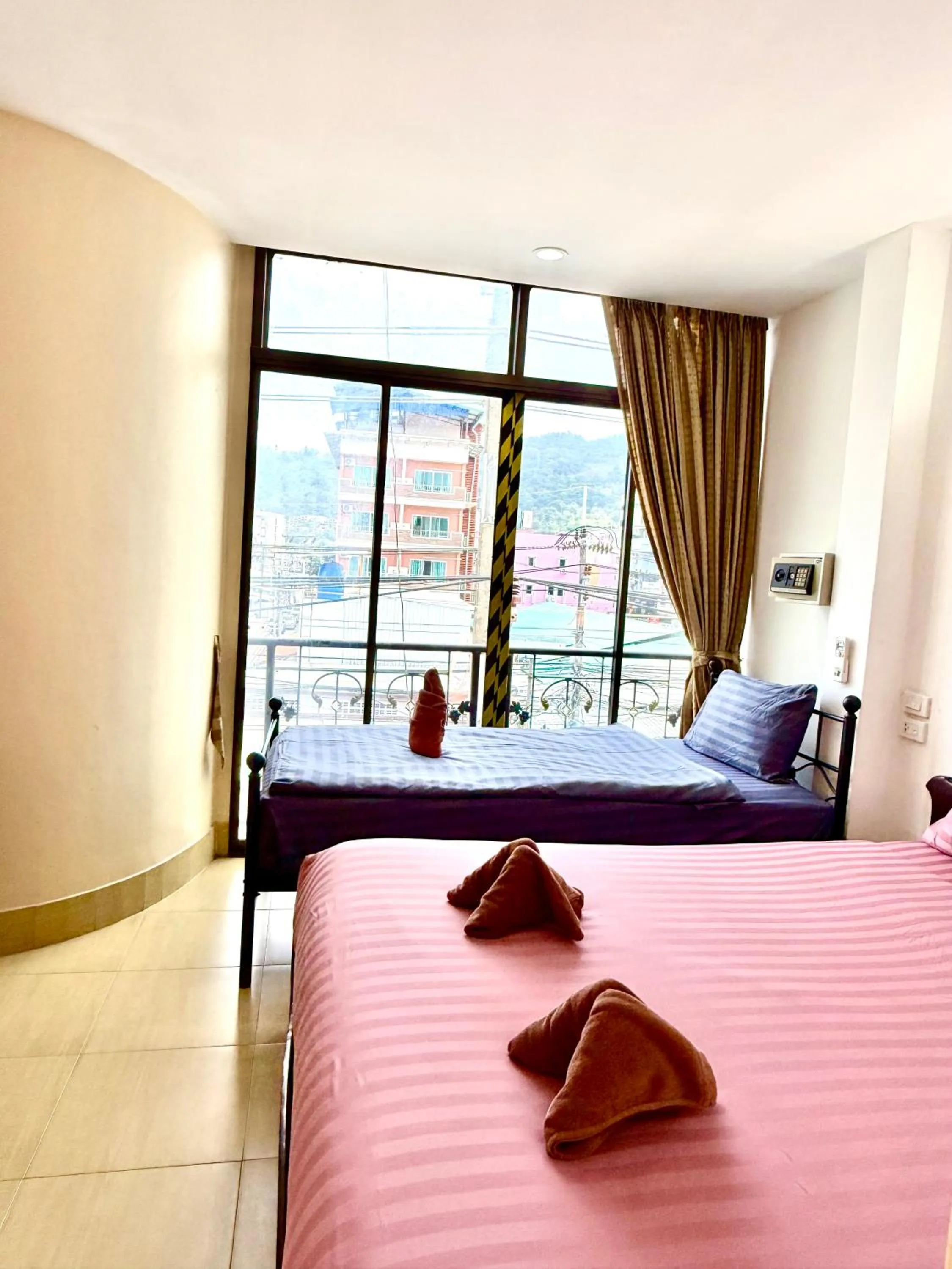 Bed in Happy Holidays - 2 Minutes to Patong Beach